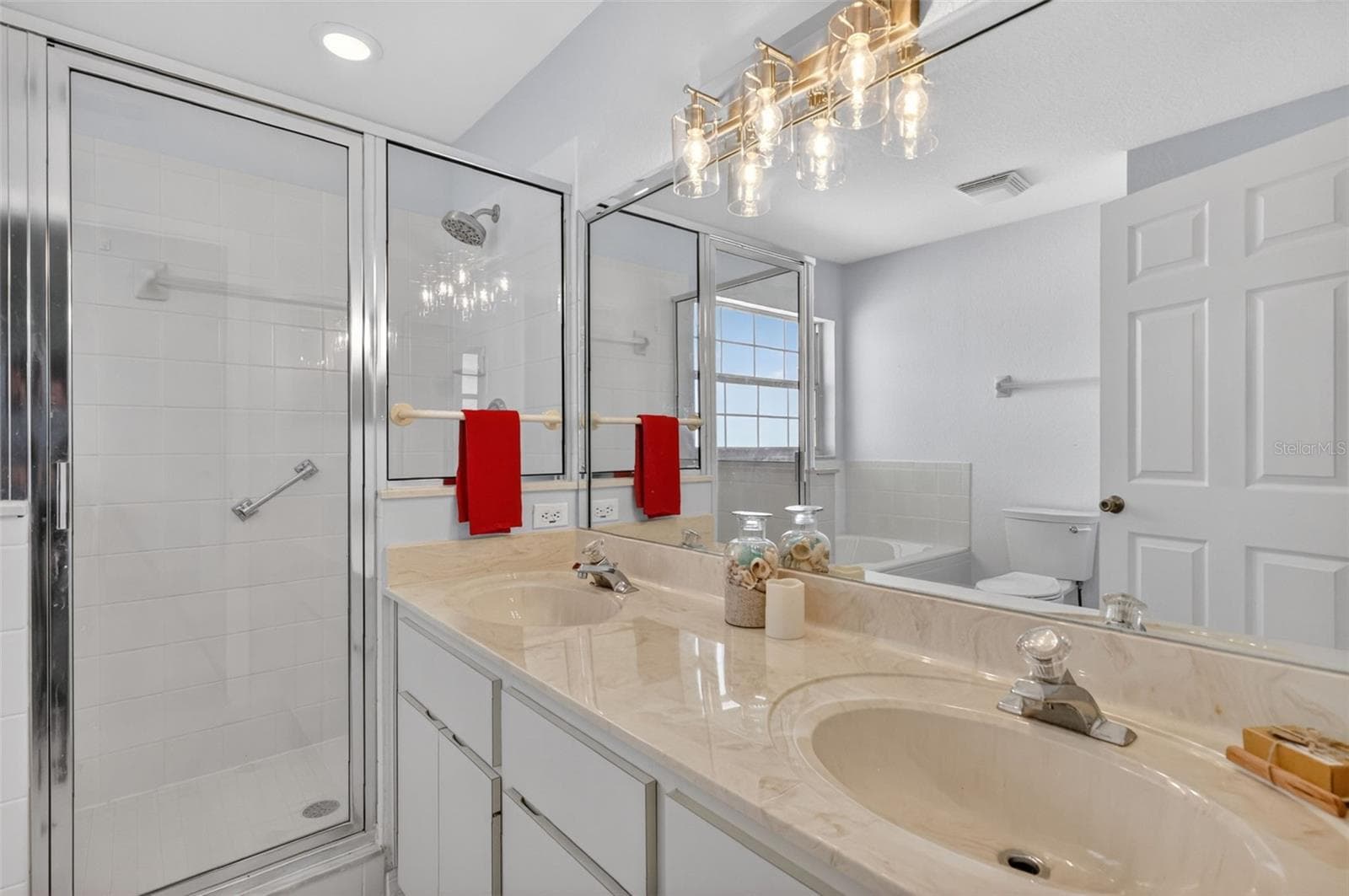 En suite #1 has dual sinks and walk in shower. - 17808 SE 115TH CT, SUMMERFIELD