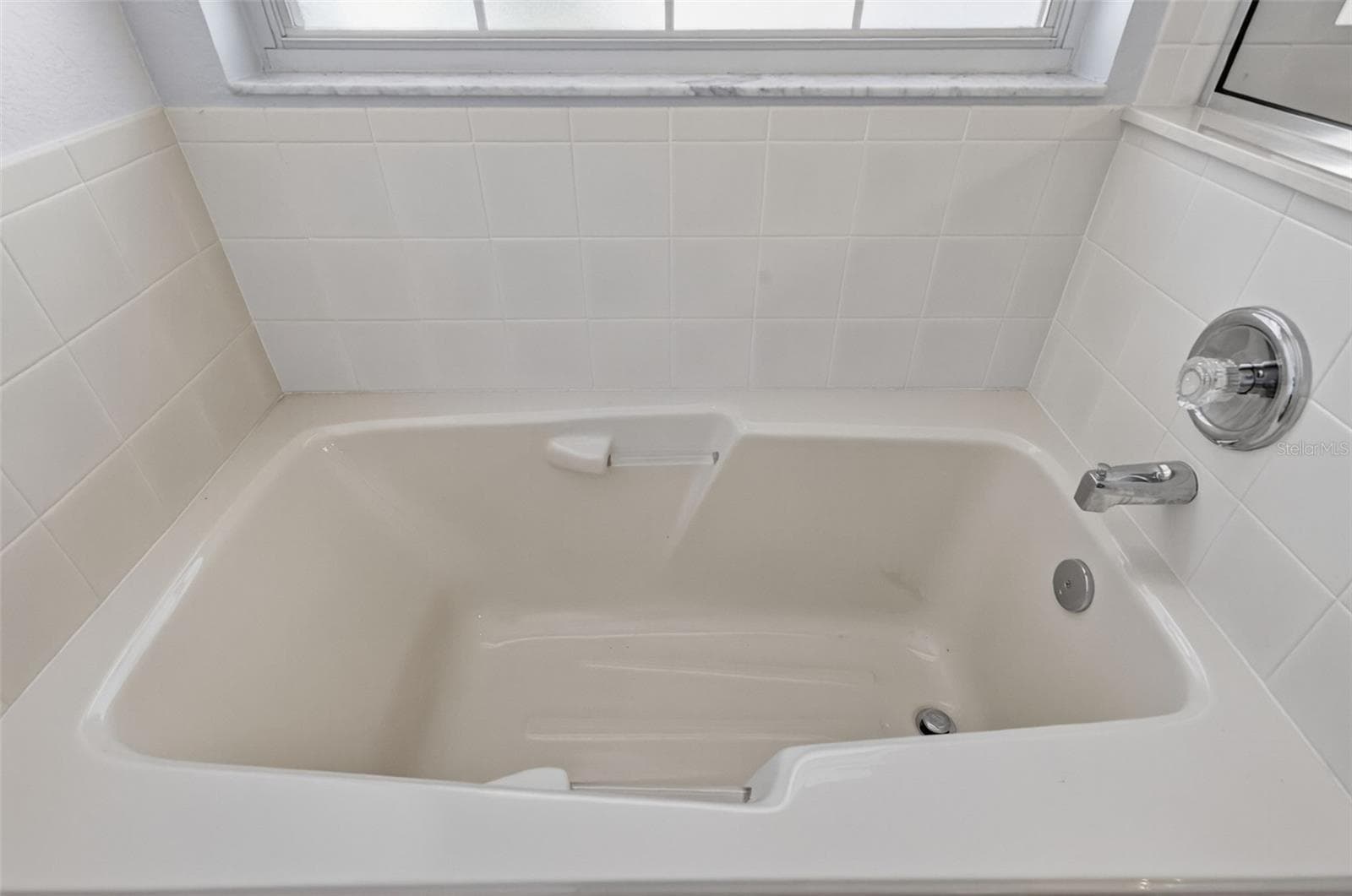En suite #1 has garden tub for soaking, - 17808 SE 115TH CT, SUMMERFIELD