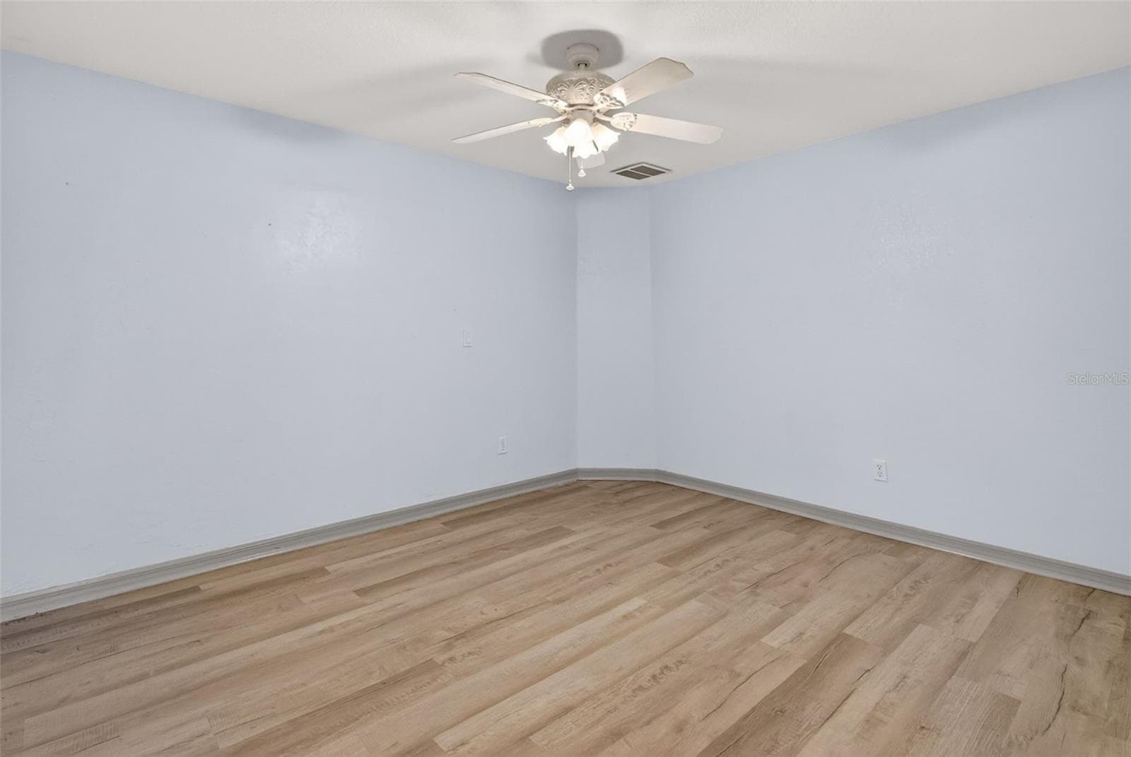 Bedroom 3 with laminate flooring and built in closet. - 17808 SE 115TH CT, SUMMERFIELD