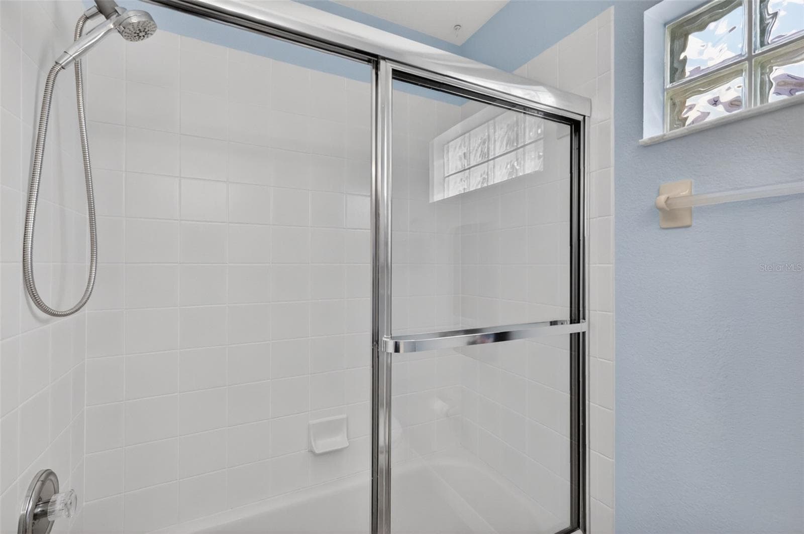 Bathroom 3 with tub/shower. - 17808 SE 115TH CT, SUMMERFIELD