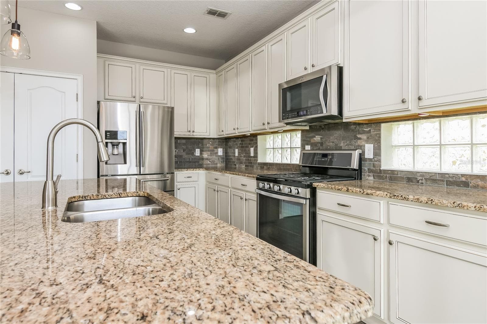 Single Family Residence at 2270 NATOMA BLVD, MOUNT DORA, photo 8 of 15