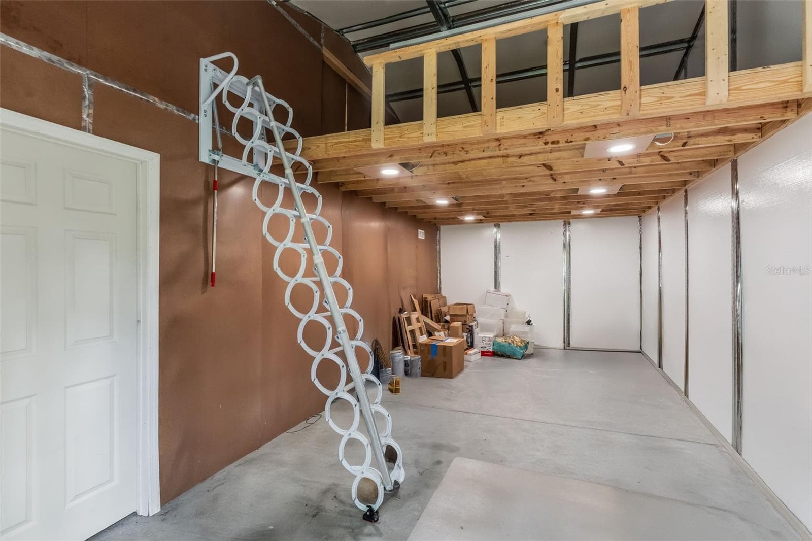 1000 sqft Garage & Storage plus more Unit - 1944 LEVINE LN, CLEARWATER
