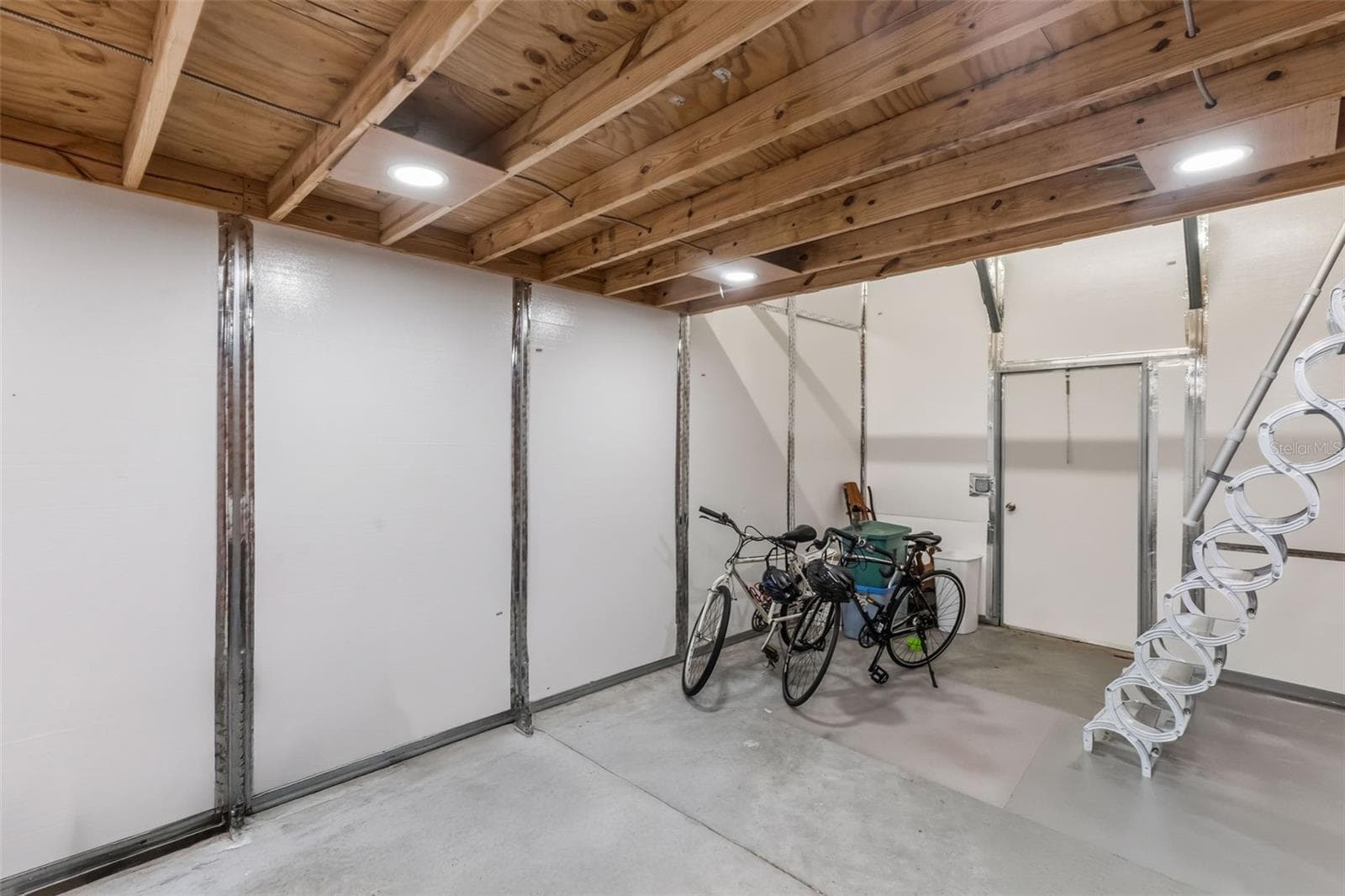 1000 sqft Garage & Storage plus more Unit - 1944 LEVINE LN, CLEARWATER