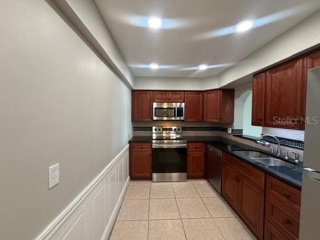 Kitchen with volume ceiling & pantry - 700 MIRROR TER NW #507, WINTER HAVEN