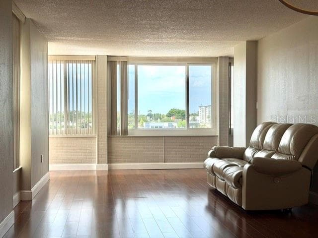 Living room - 700 MIRROR TER NW #507, WINTER HAVEN