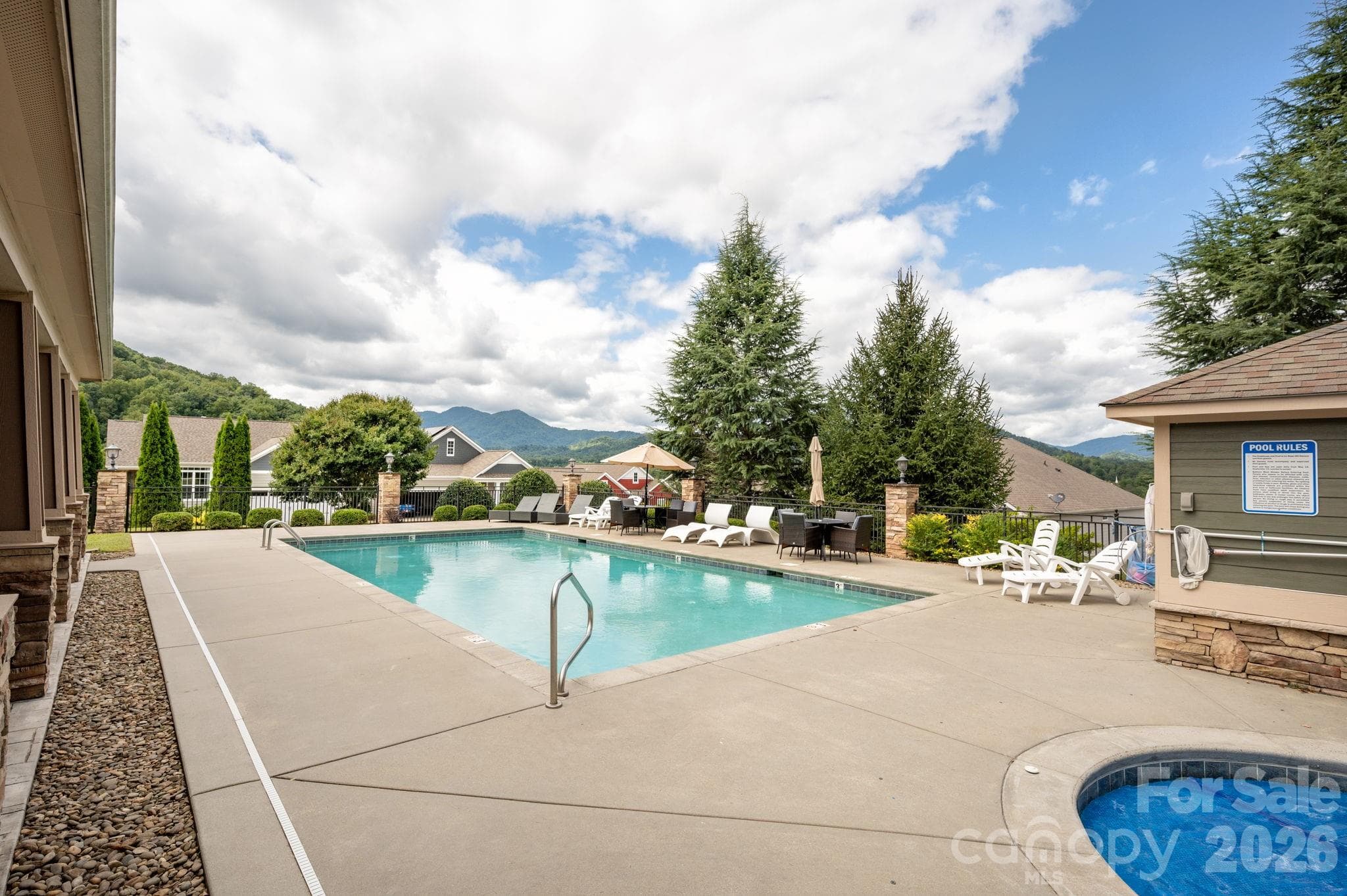 Community Pool and Hot Tub - 45 Dreambird Drive, Leicester