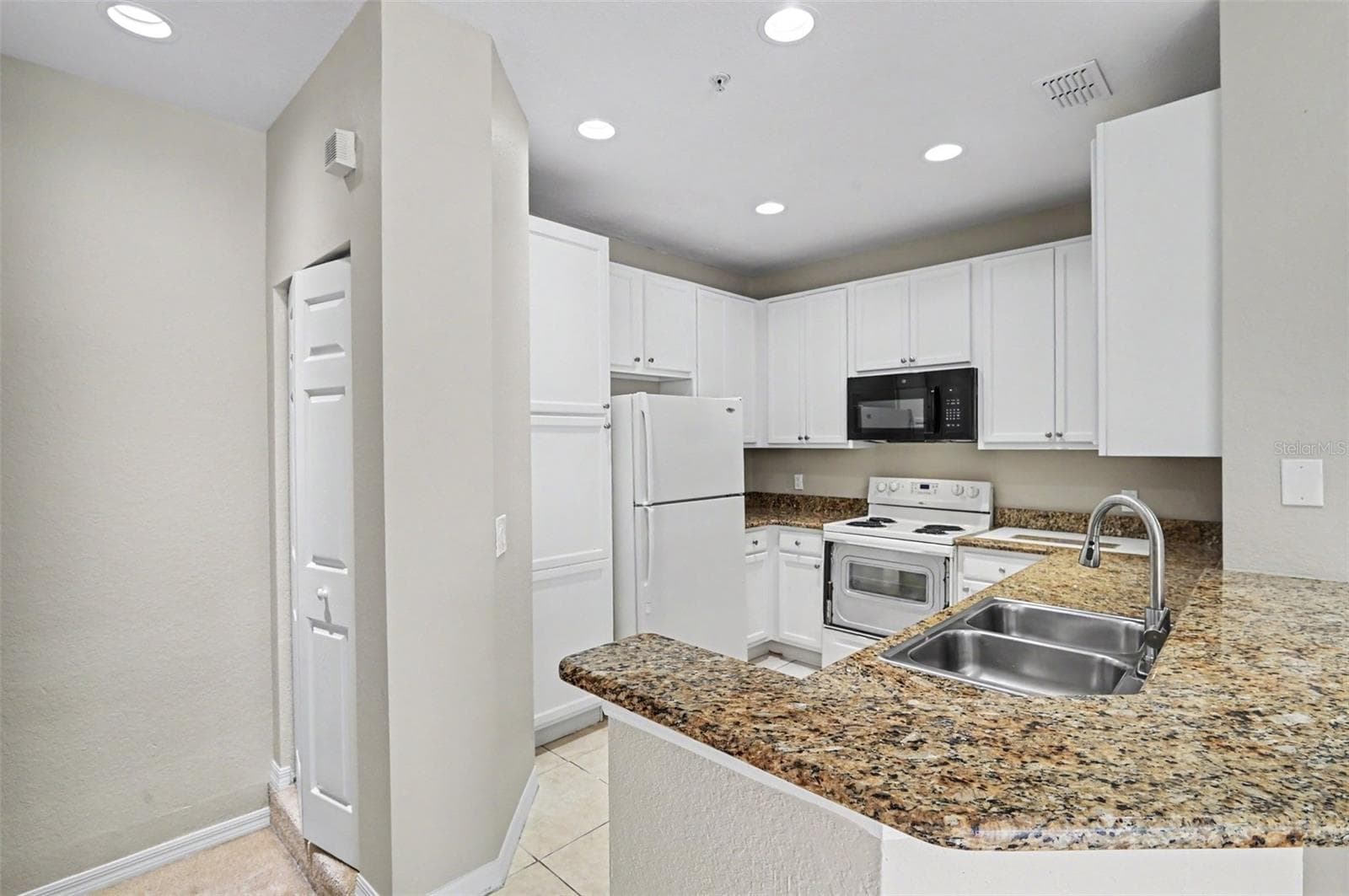 Condominium at 2460 GRAND CENTRAL PKWY #9, ORLANDO, photo 9 of 28