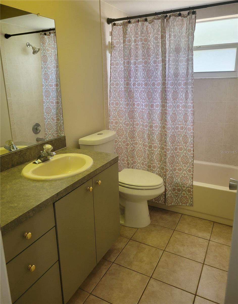 Bath 1 with tub/shower combo/ new shower head - 9022 LINGROVE RD, WEEKI WACHEE