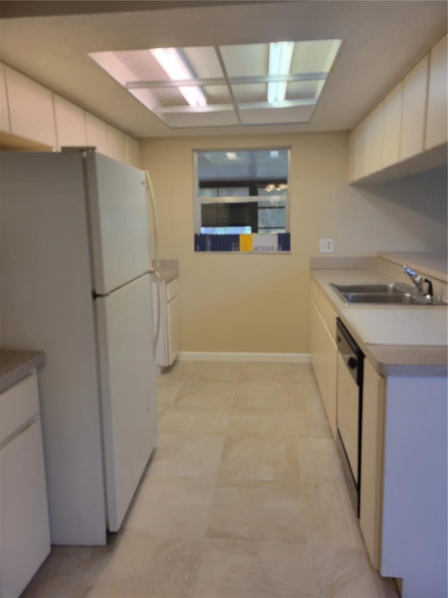 Galley style kitchen - 9022 LINGROVE RD, WEEKI WACHEE