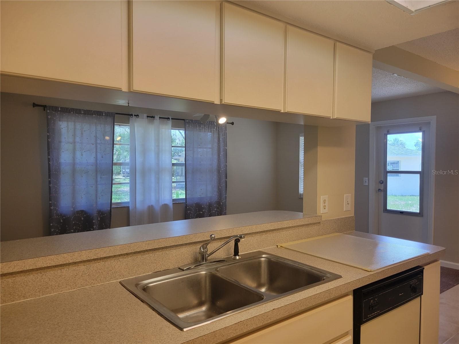 Double sink with garbage disposal - 9022 LINGROVE RD, WEEKI WACHEE