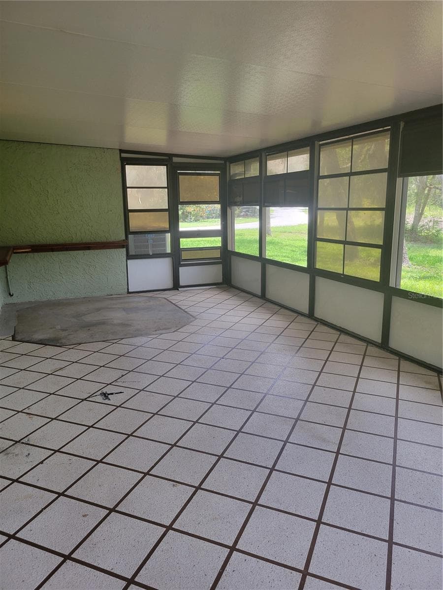Spacious tile Enclosed Lanai - 9022 LINGROVE RD, WEEKI WACHEE