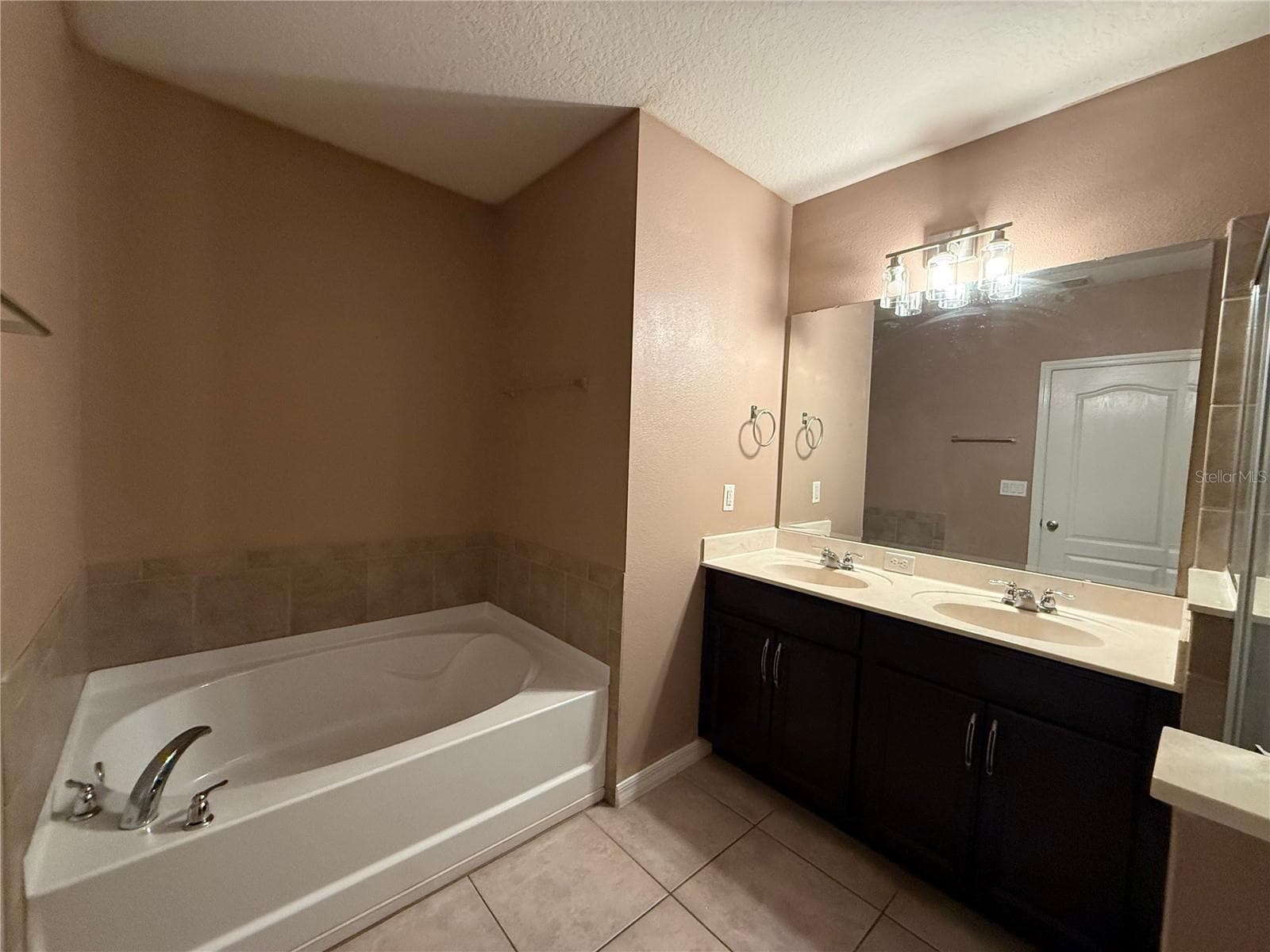 Single Family Residence at 5909 WINDSONG OAK DR, LEESBURG, photo 20 of 39