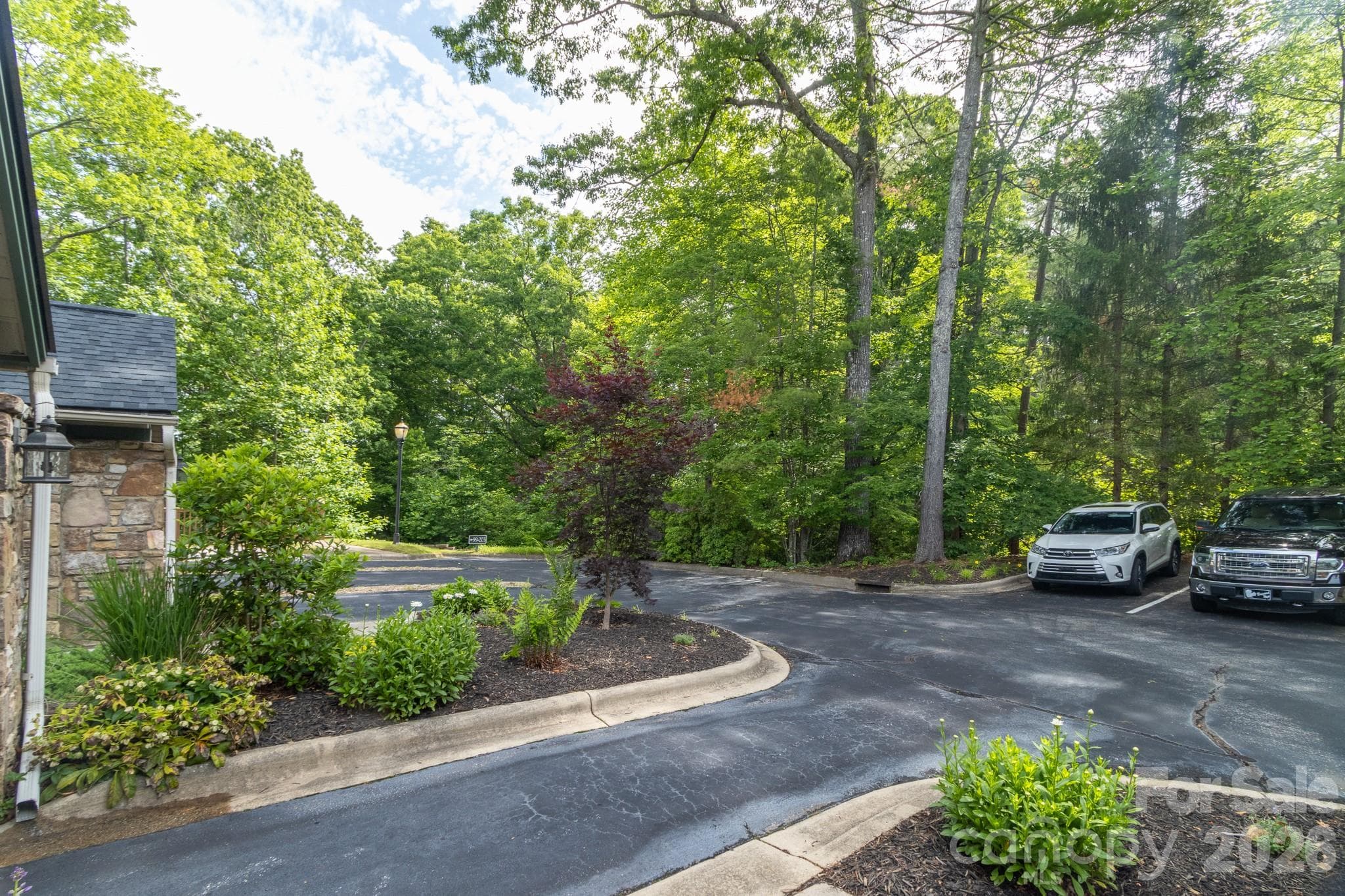 Community Parking & Common Area – Ample guest parking and beautifully landscaped common areas surrounded by mature hardwoods for a private mountain feel. - 99 Ridgetop Circle, Brevard