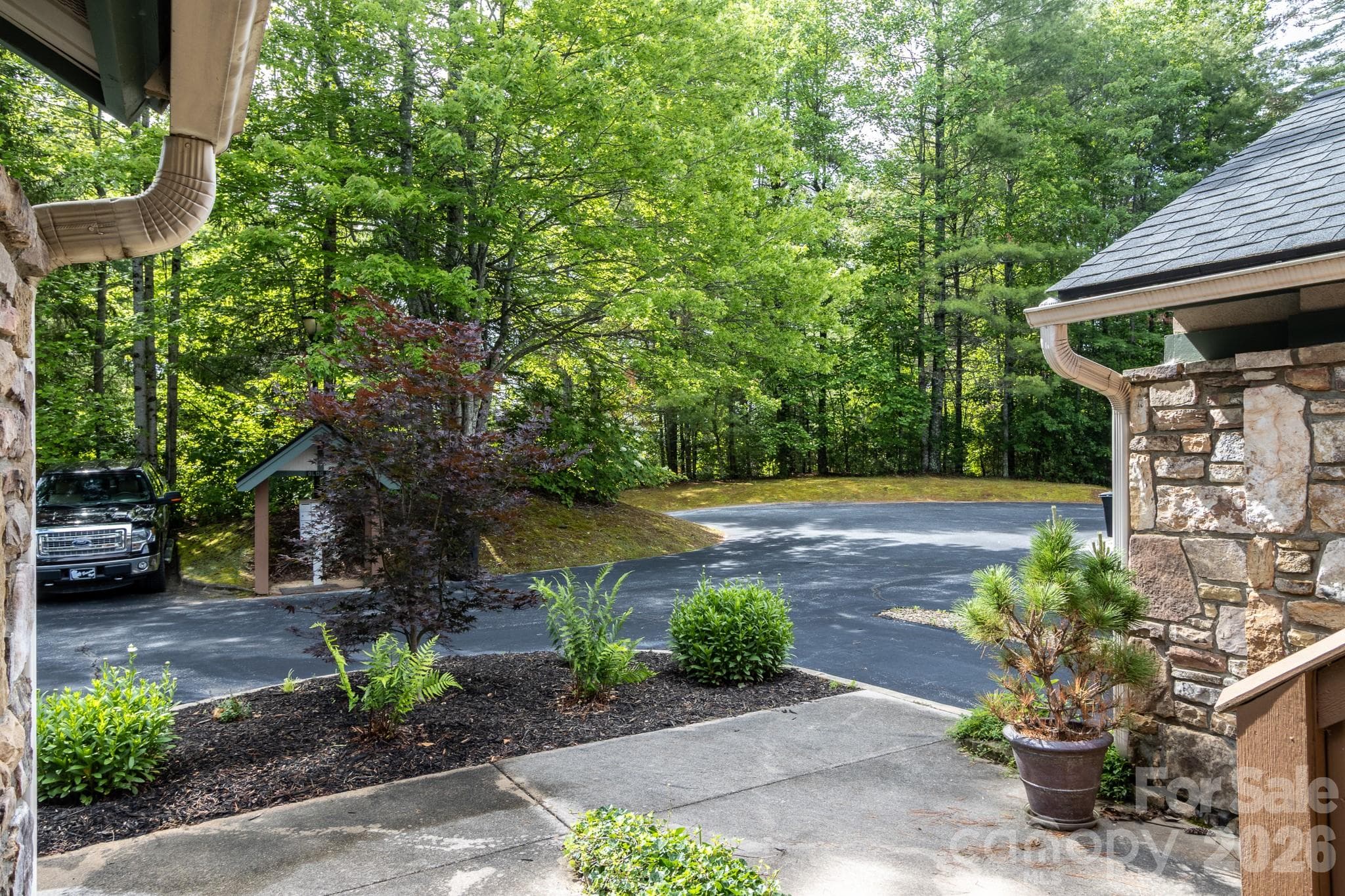 Community Parking & Common Area – Ample guest parking and beautifully landscaped common areas surrounded by mature hardwoods for a private mountain feel. - 99 Ridgetop Circle, Brevard
