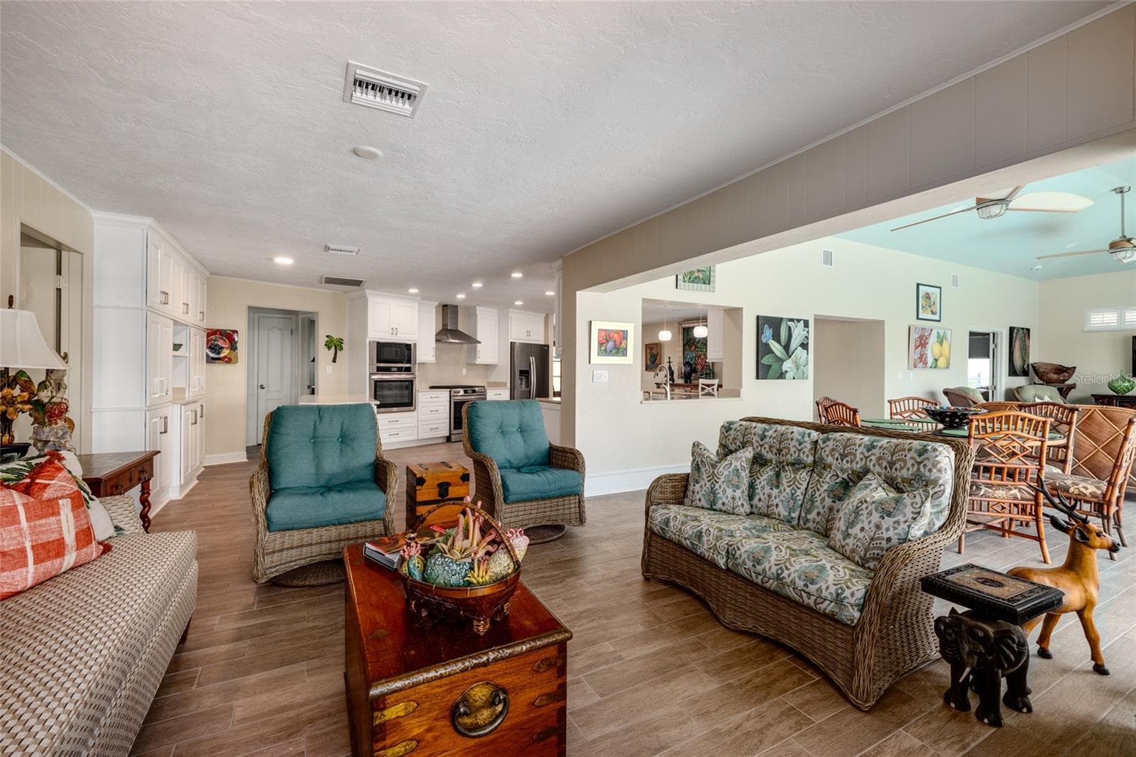 Living Room - 2011 MICHIGAN AVE NE, ST PETERSBURG
