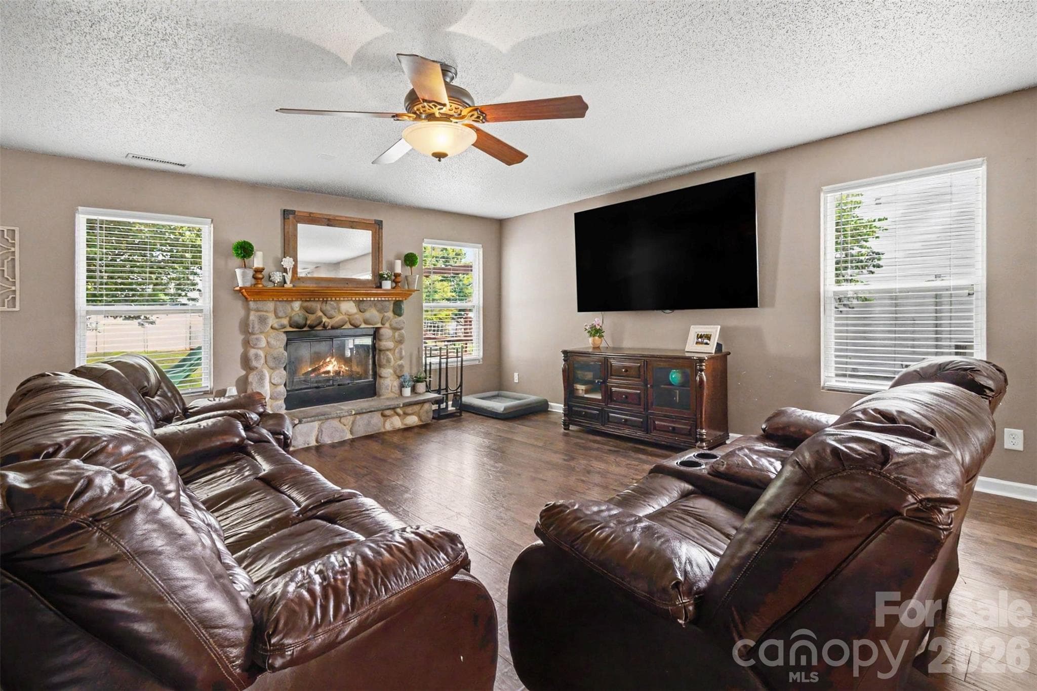 FAMILY ROOM WITH WOOD BURNING FIREPLACE - Clover