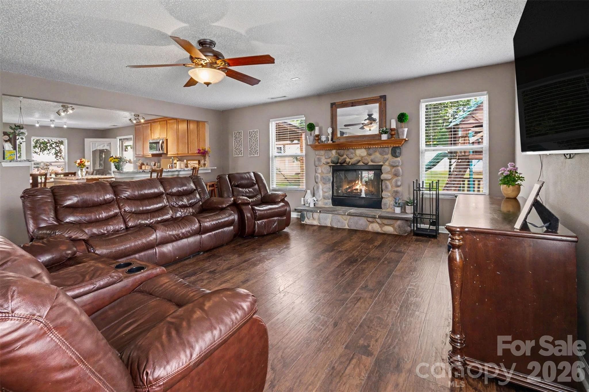 FAMILY ROOM WITH WOOD BURNING FIREPLACE - Clover