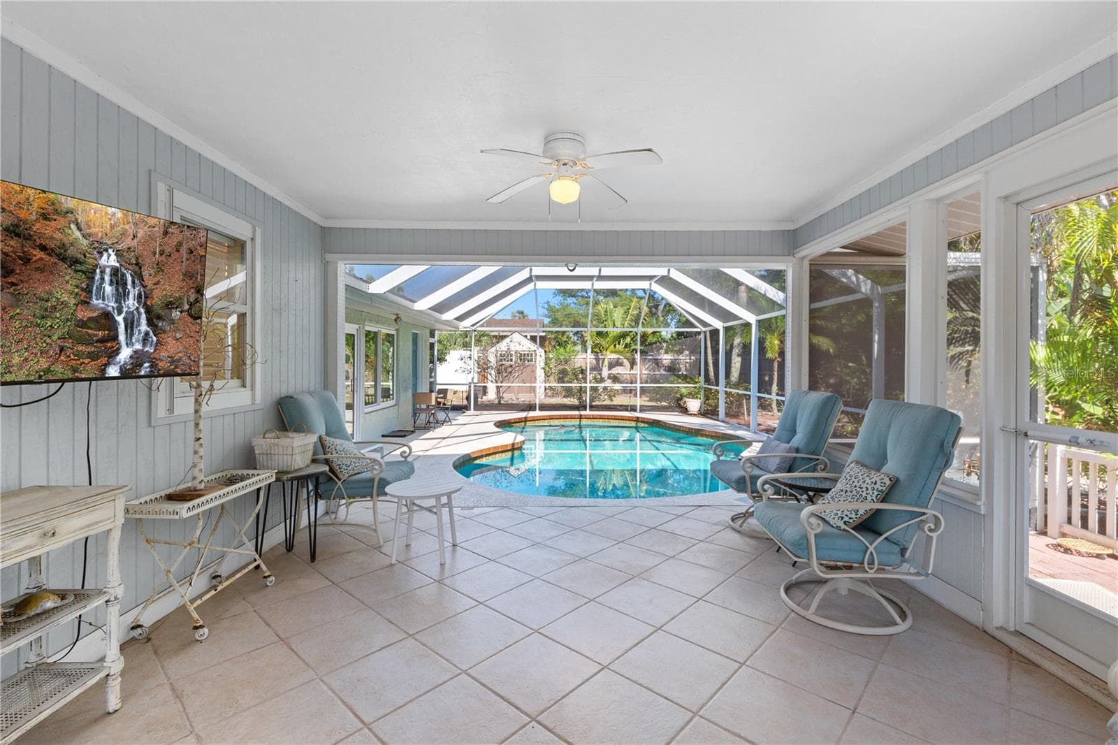 outdroor plenty of quality furniture - 7860 HOLIDAY DR, SARASOTA