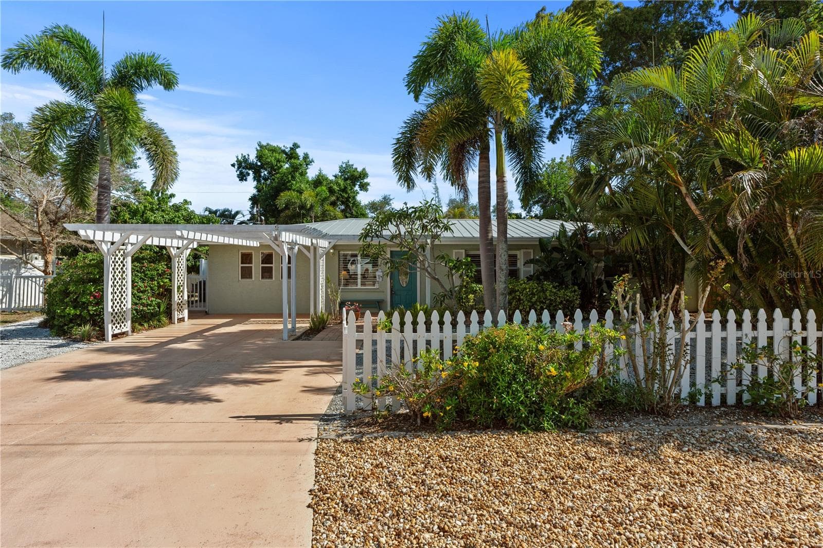 front picket fence 6 ft stockade fence surrounds property - 7860 HOLIDAY DR, SARASOTA