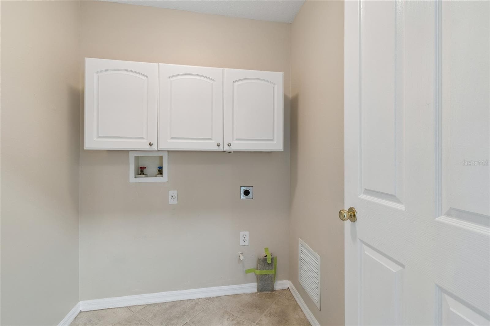 Laundry room with cabinetry - 30600 NICKERSON LOOP, WESLEY CHAPEL