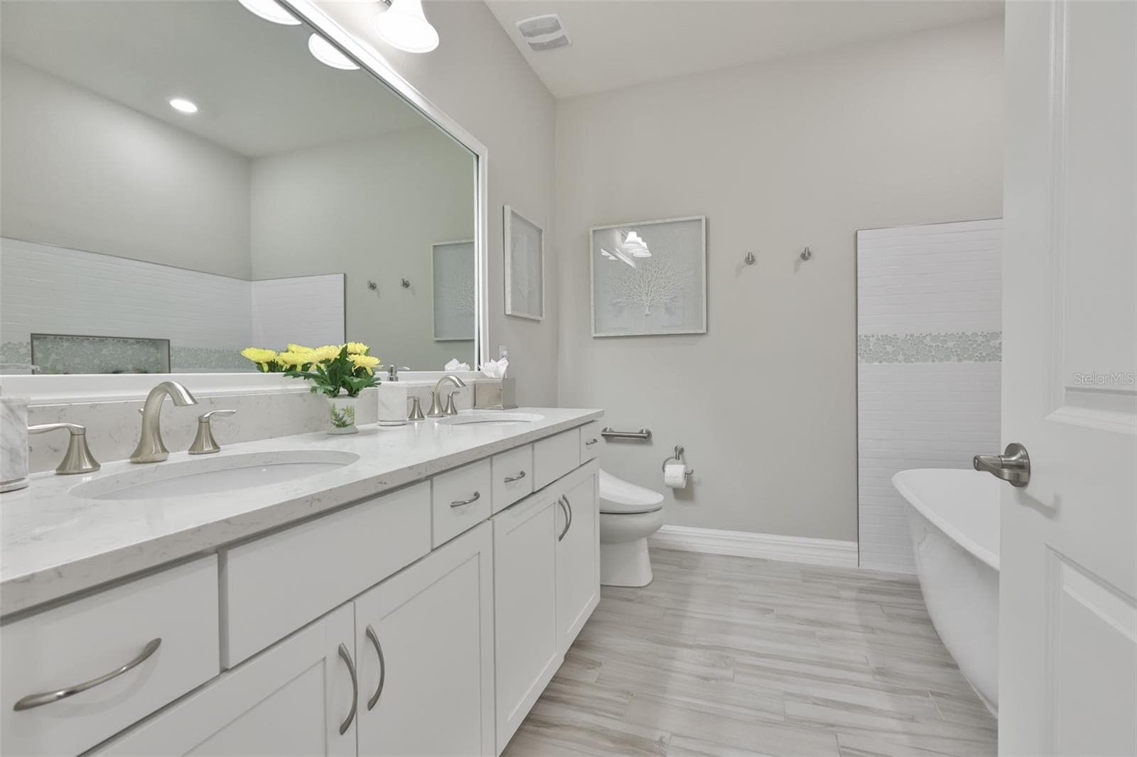 Shared Bath for Bedroom 1 and 2 - 18824 ALDER GLEN DR, LUTZ