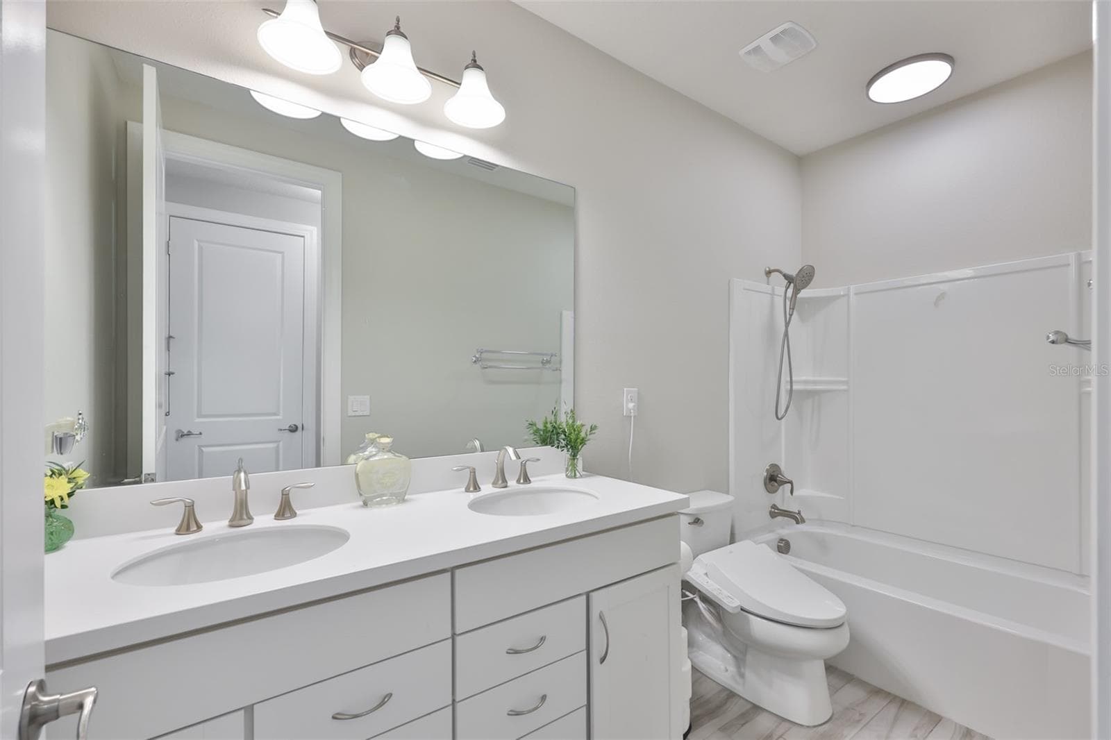 Upstairs Bathroom- Jack and Jill - 18824 ALDER GLEN DR, LUTZ