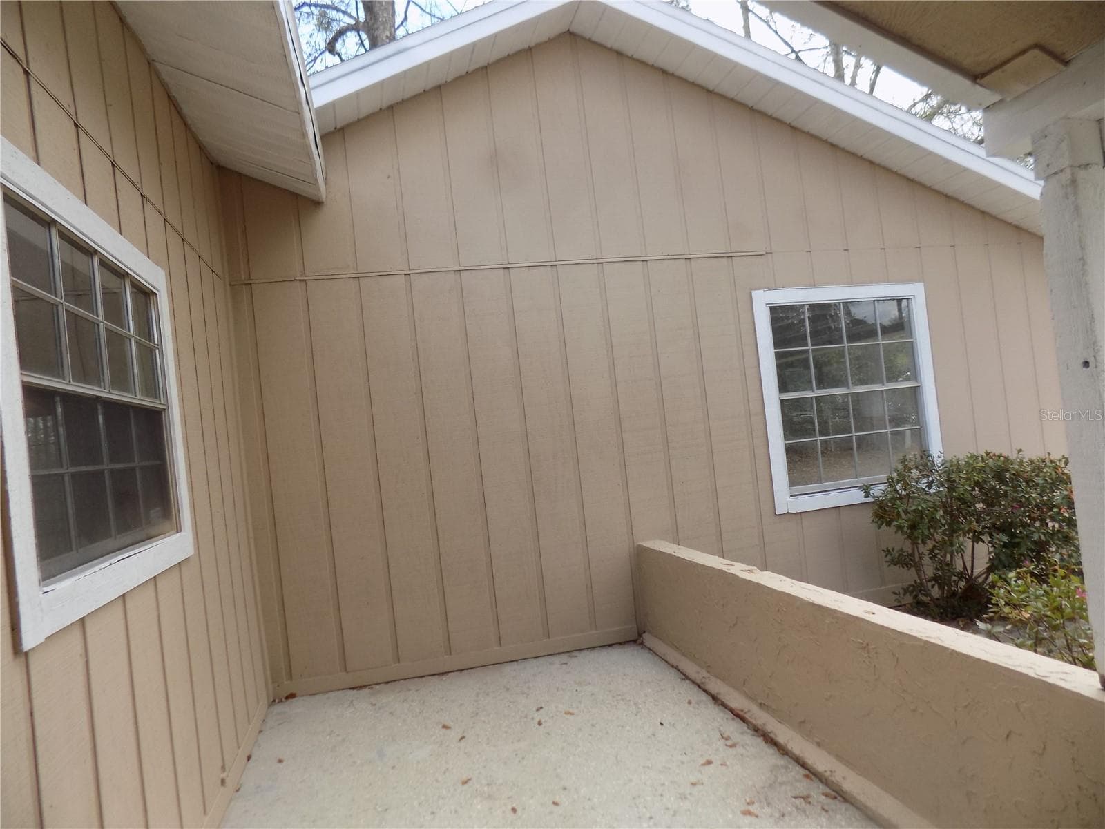 Open area next to front door - 4408 NW 44 PL NW, GAINESVILLE
