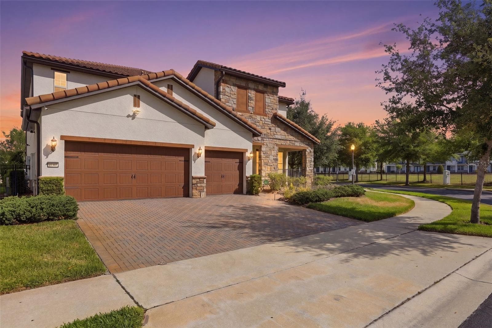 Single Family Residence at 10902 CITRON OAKS DR, ORLANDO, photo 4 of 85