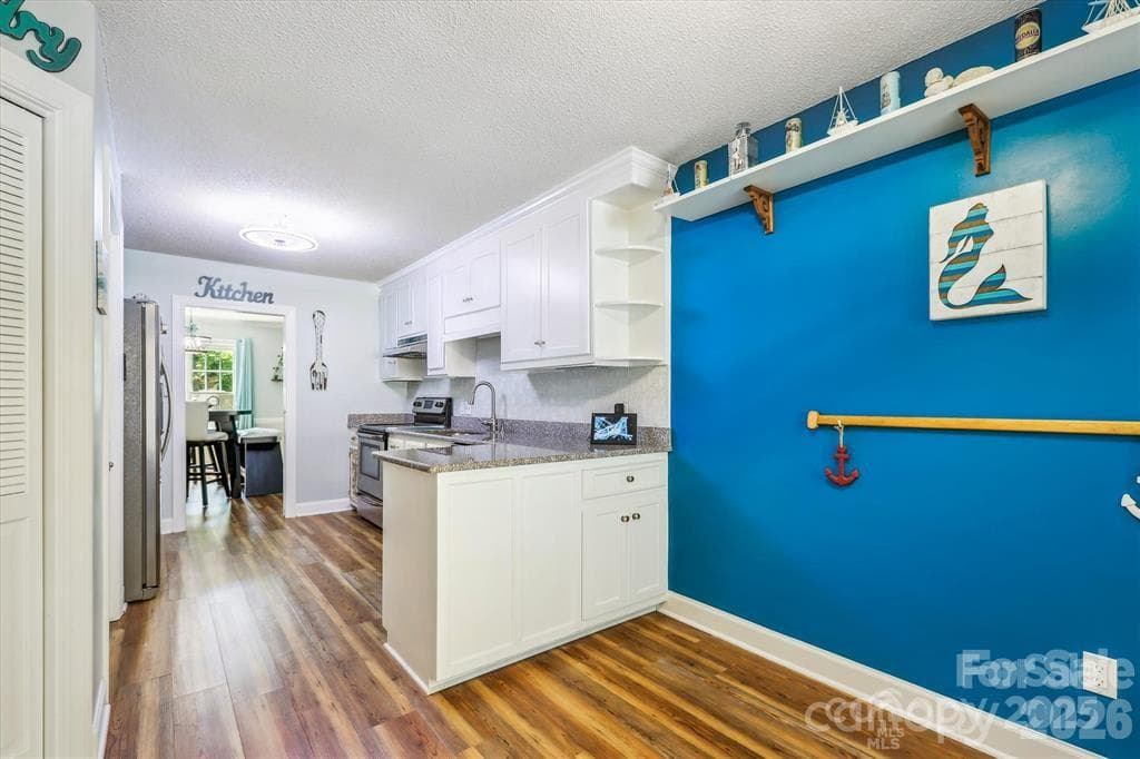 Versatile space adjacent to the kitchen, ideal for casual dining, a cozy breakfast nook, or everyday gathering area - 806 Colony Oaks Drive, Monroe