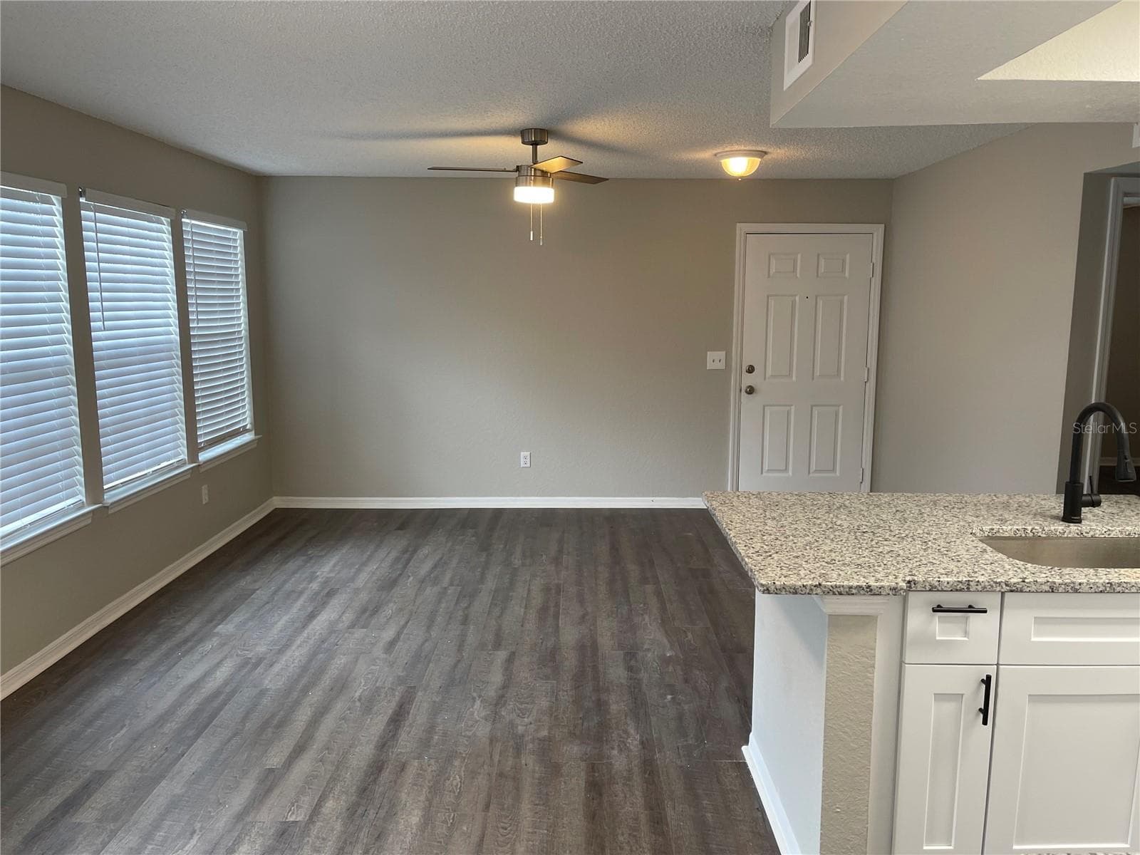 Living room is spacious with lots of natural light - 1027 S HIAWASSEE RD #2311, ORLANDO