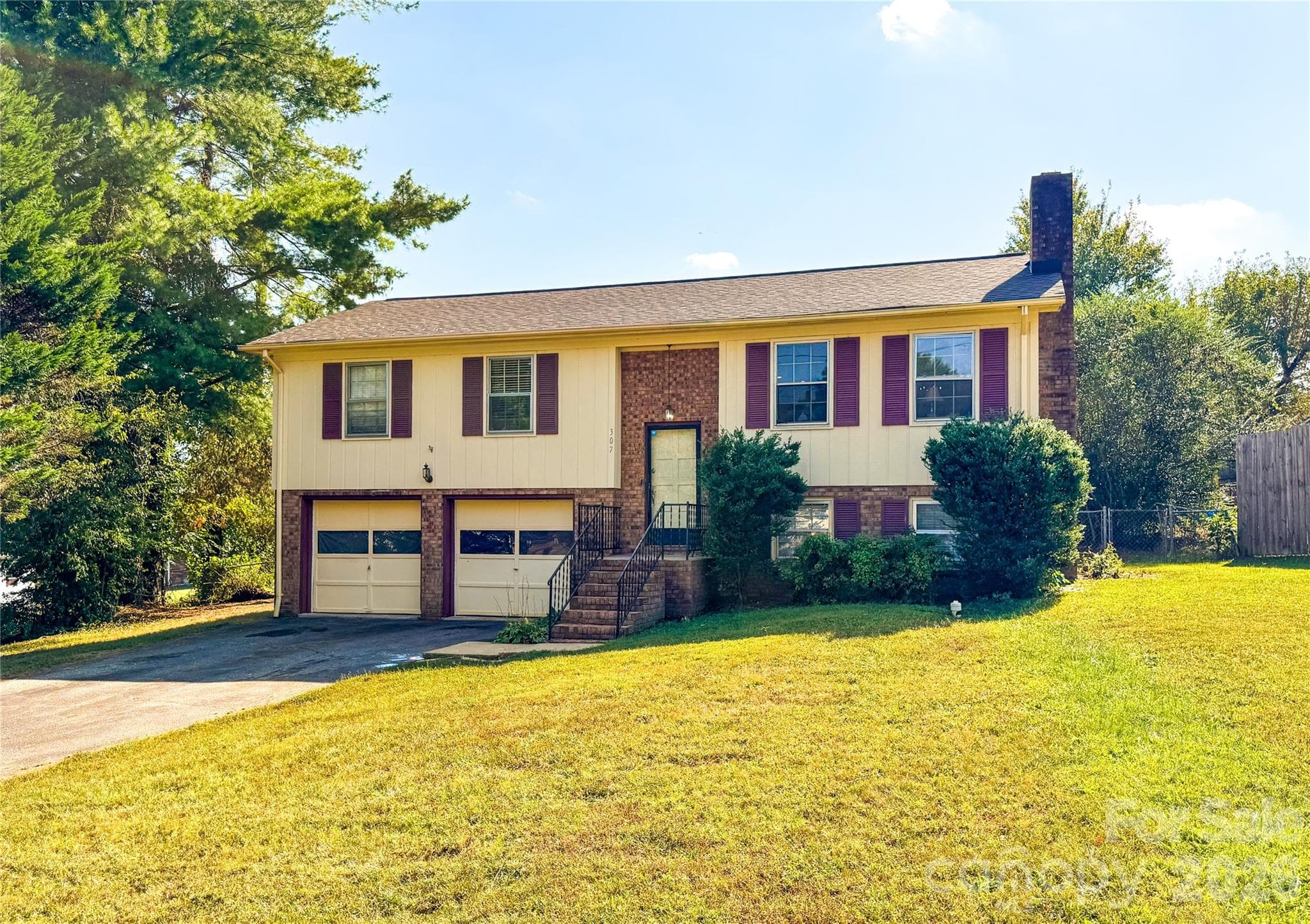 Single Family Residence at 307 Meadowbrook Drive, Newton, photo 2 of 17