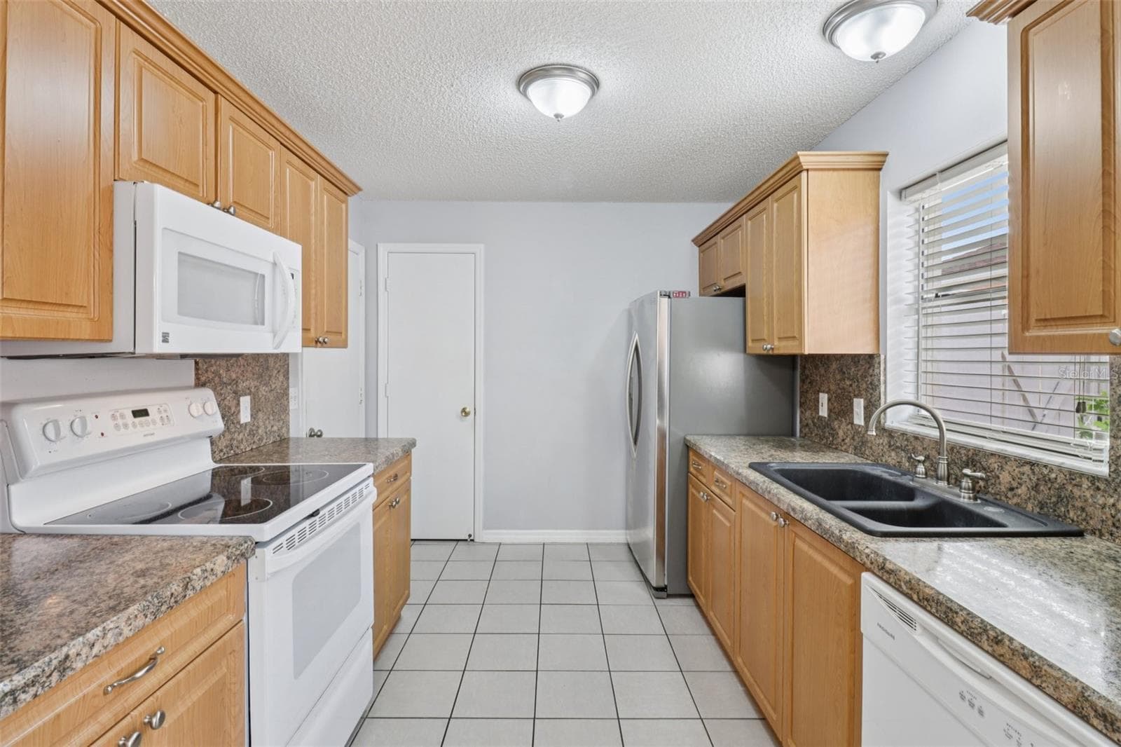 Kitchen - 914 MENDOZA BLVD, LADY LAKE