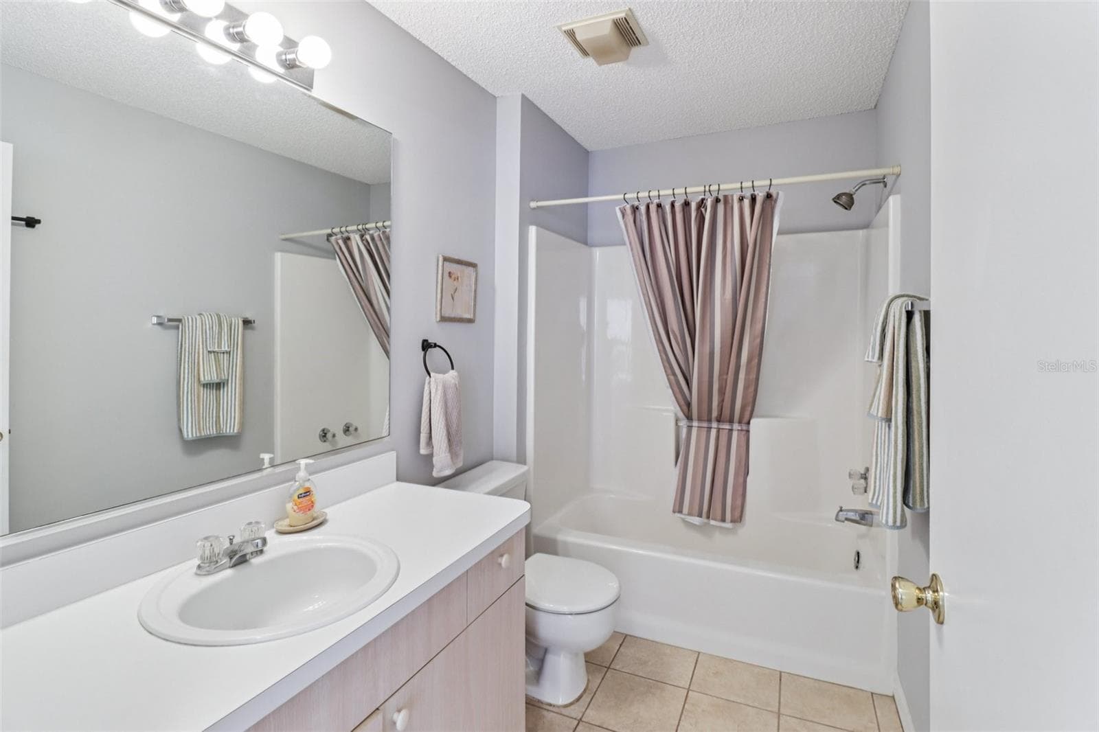 2nd Bath - 914 MENDOZA BLVD, LADY LAKE