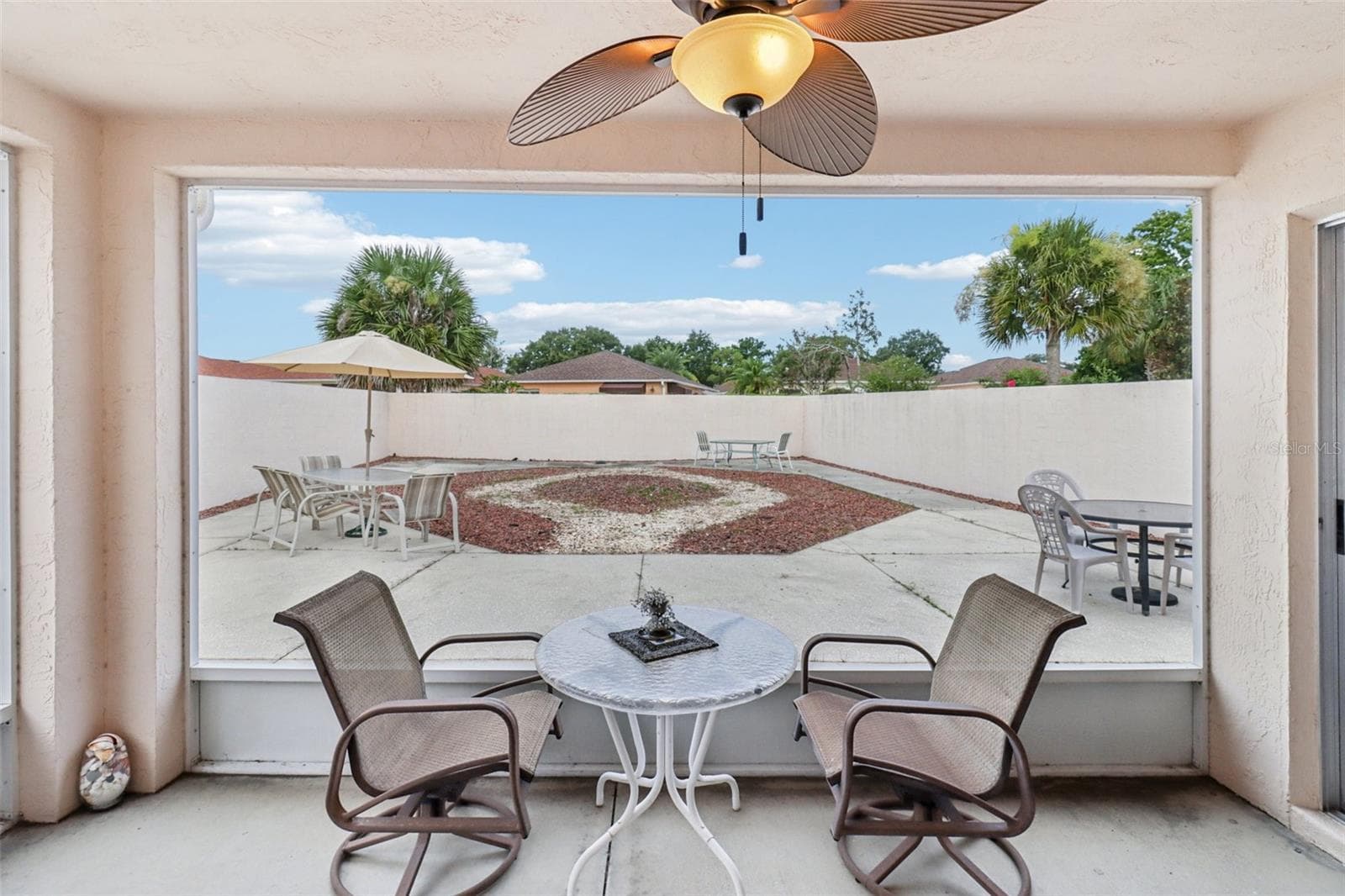 Screen Enclosed Lanai - 914 MENDOZA BLVD, LADY LAKE