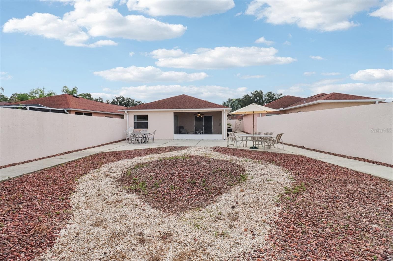 Huge Courtyard - 914 MENDOZA BLVD, LADY LAKE