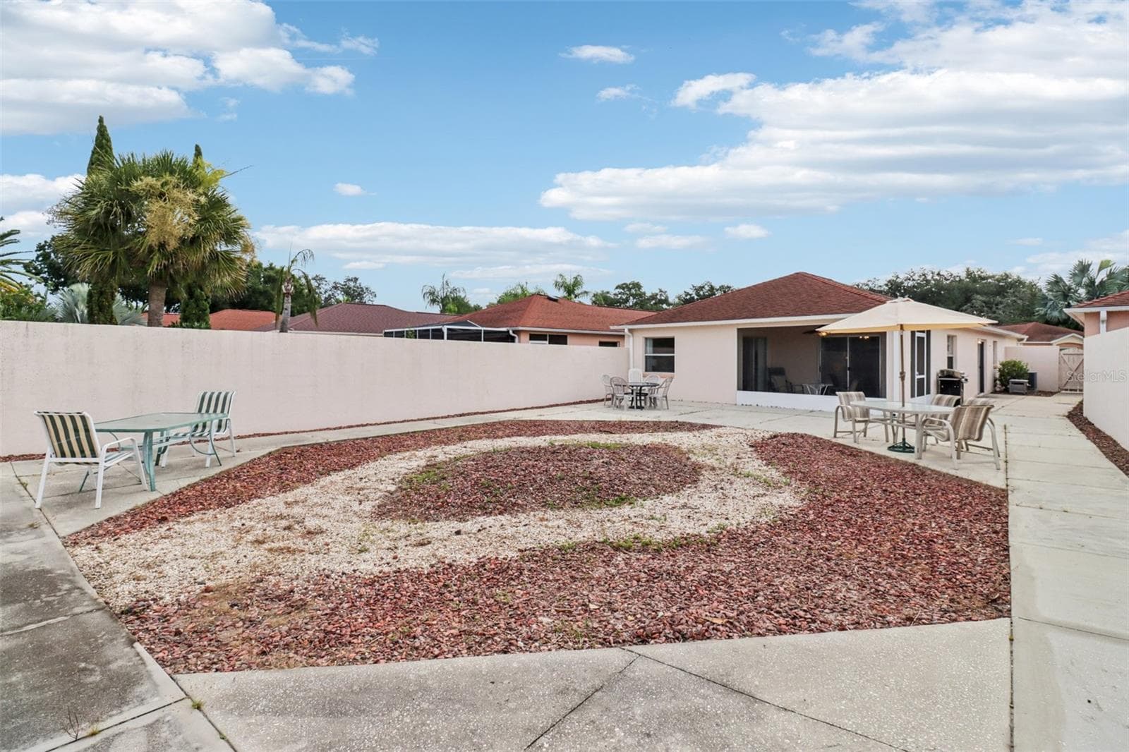 Huge Courtyard - 914 MENDOZA BLVD, LADY LAKE
