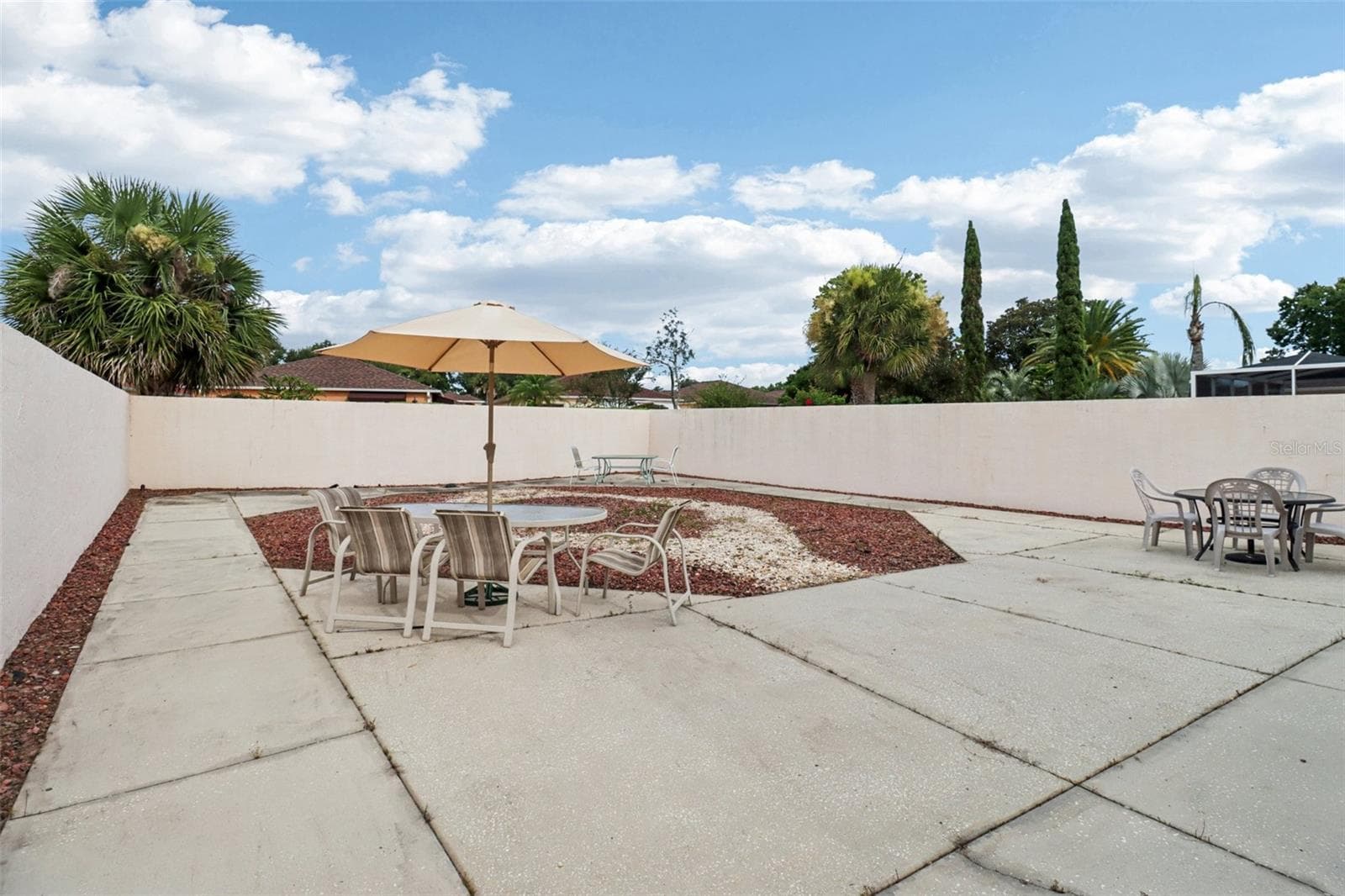 Huge Courtyard - 914 MENDOZA BLVD, LADY LAKE