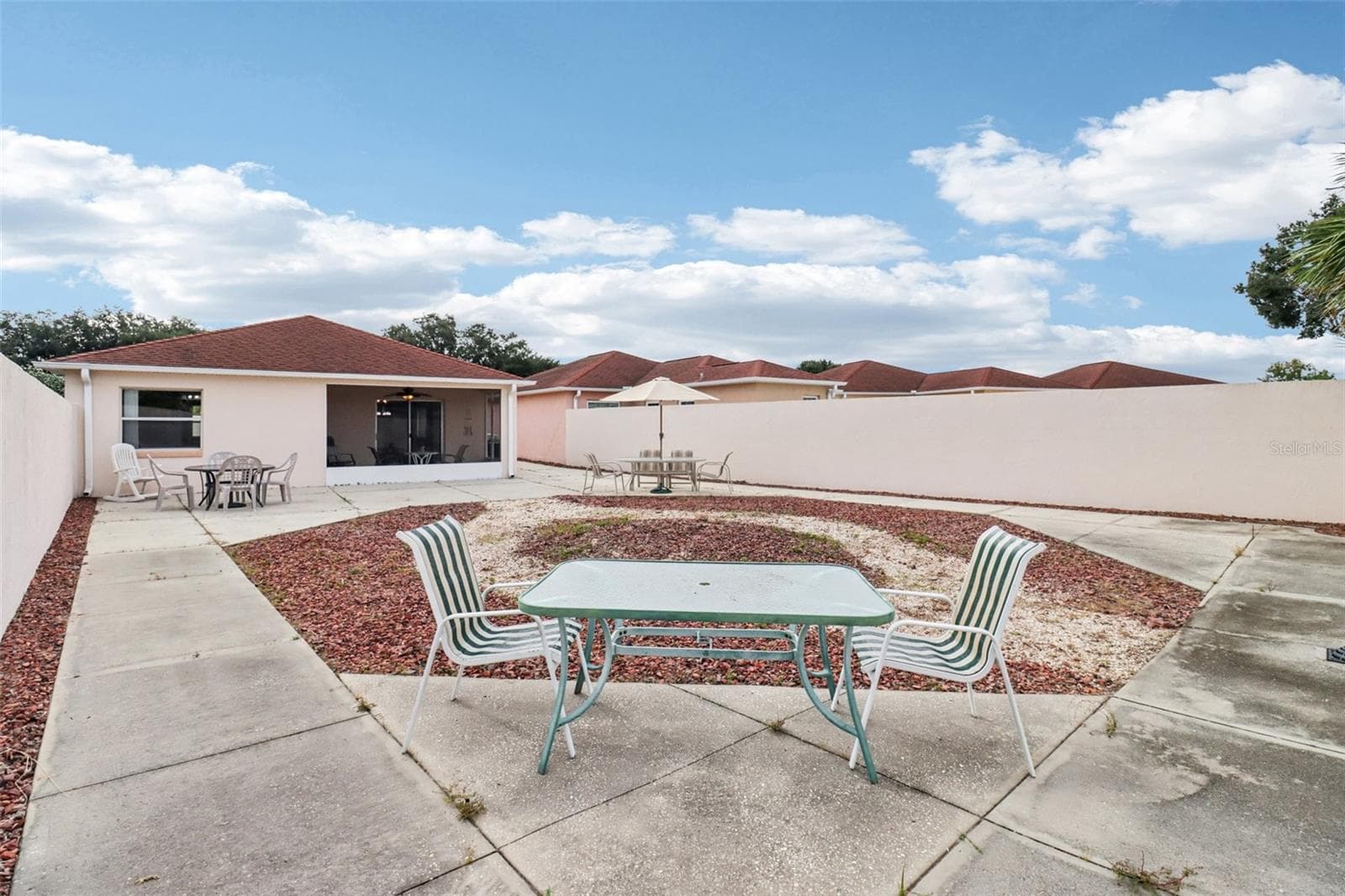 Huge Courtyard - 914 MENDOZA BLVD, LADY LAKE
