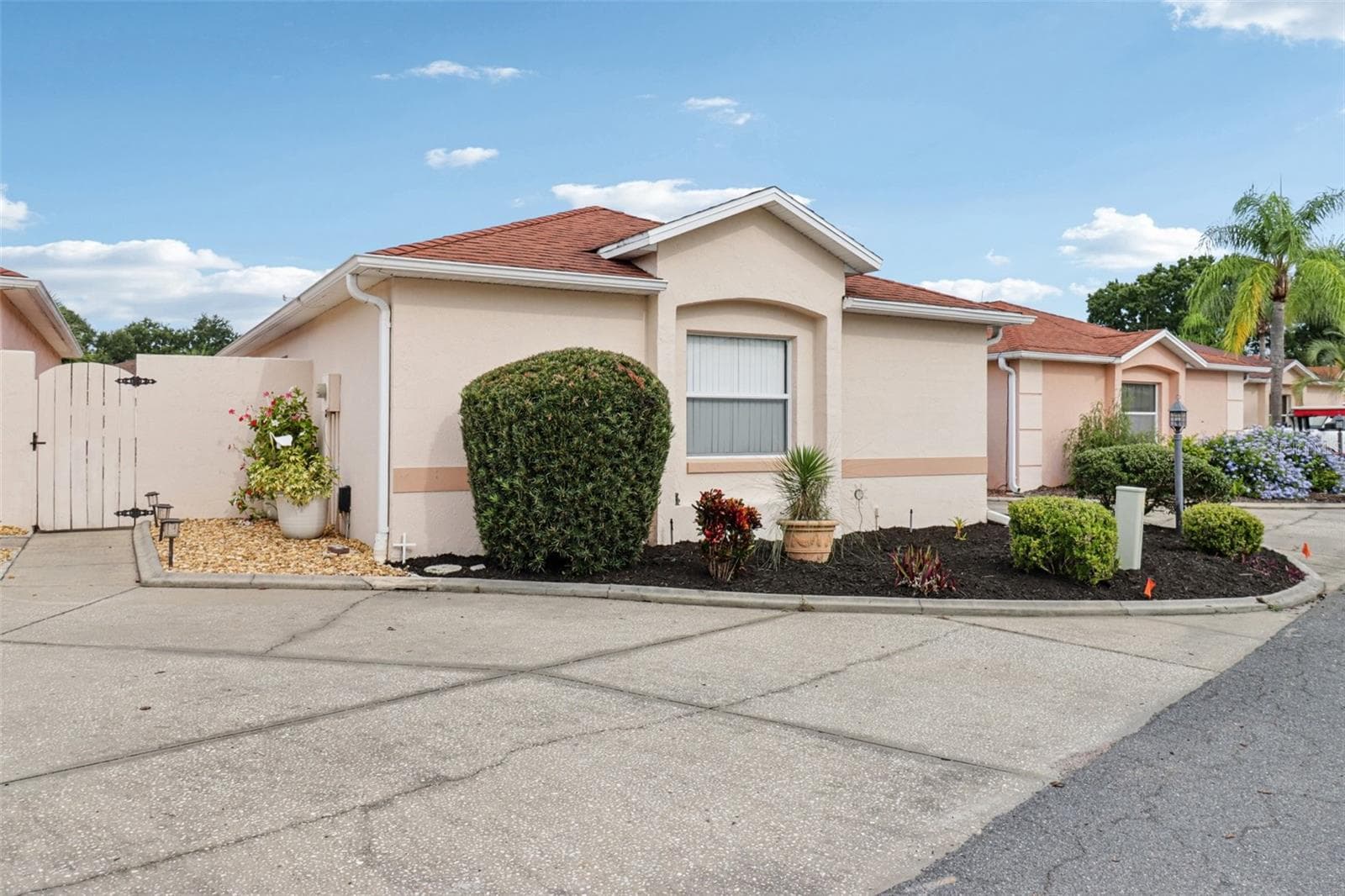 Left Front - 914 MENDOZA BLVD, LADY LAKE