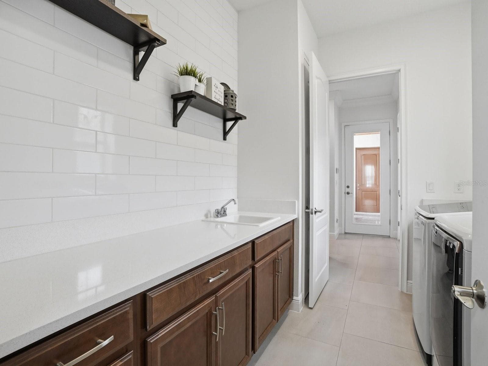 Laundry folding station - 9448 MERE PKWY, ORLANDO