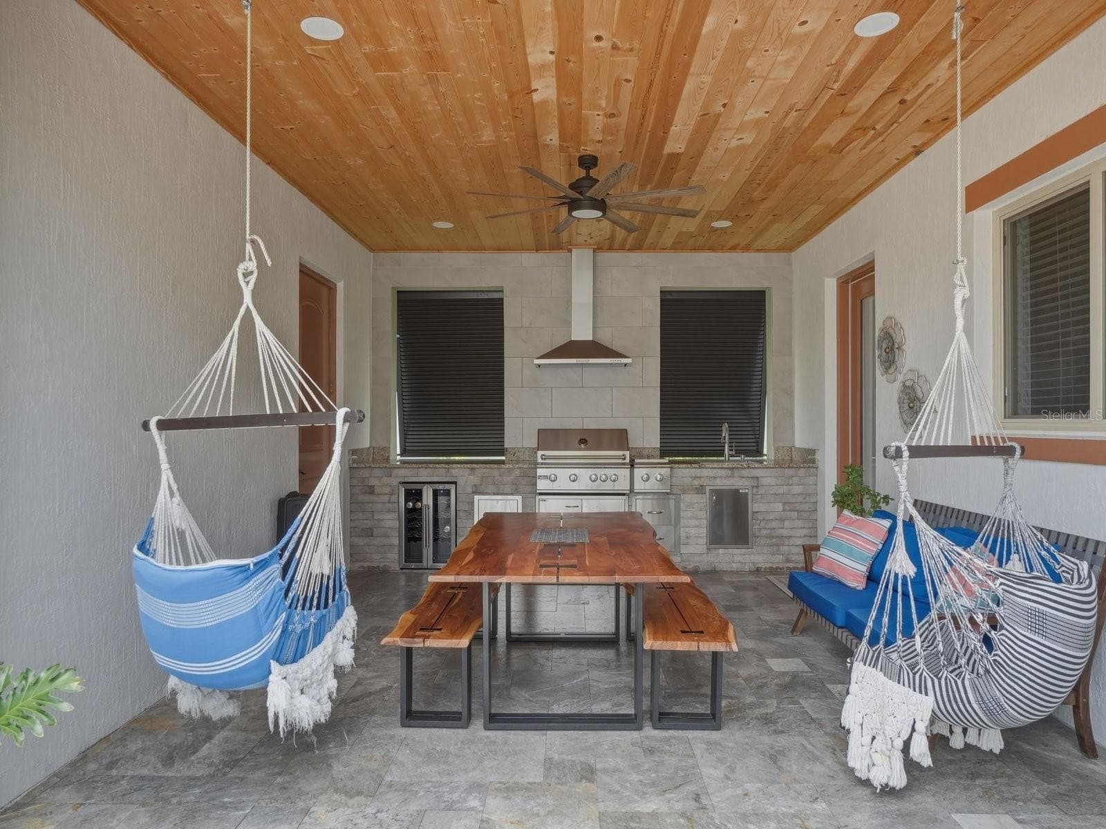Beautiful entertaining space with custom wood ceiling - 9448 MERE PKWY, ORLANDO