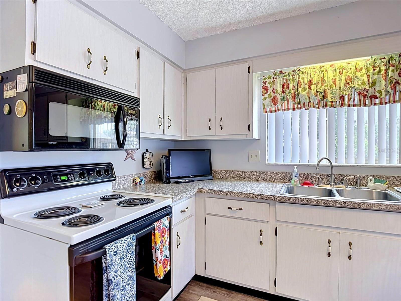Condominium at 12913 FAIRWAY DR #D, HUDSON, photo 9 of 69