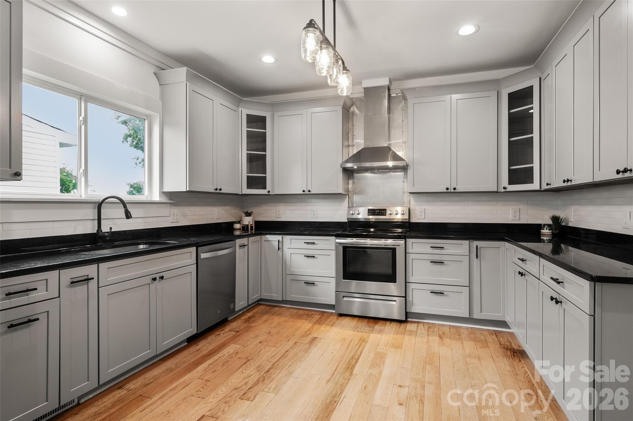 Oversize kitchen - 174 Tournament Drive SW, Concord