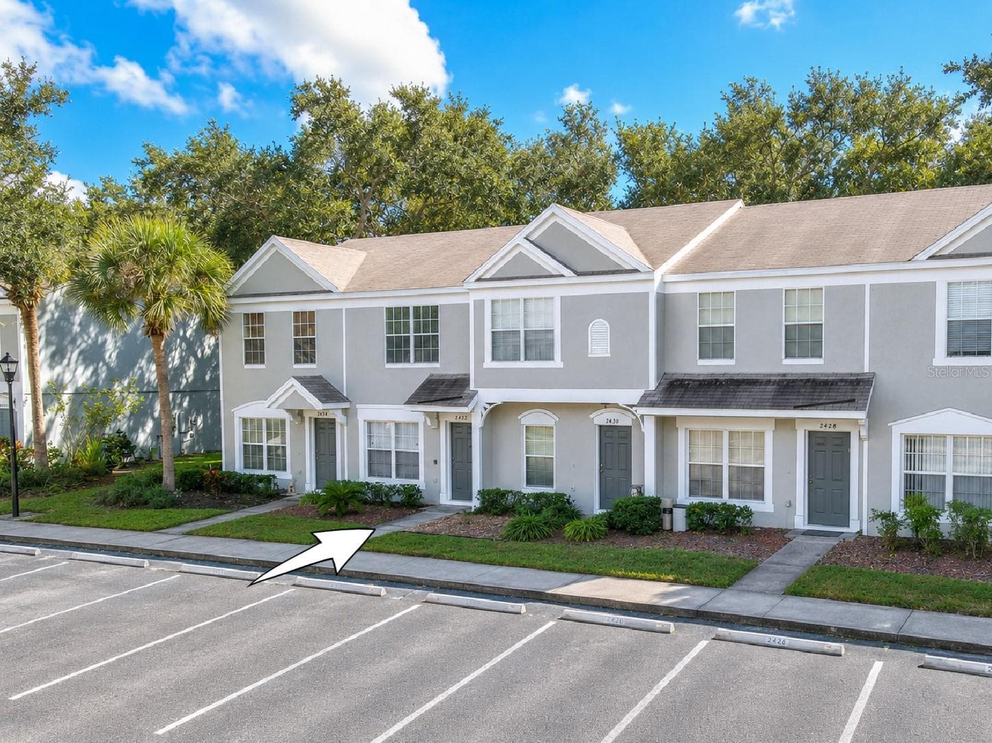 2 bedroom, 1 full bath, 1 half bath townhome with screened in porch. - 2432 LAKE WOODBERRY CIR, BRANDON