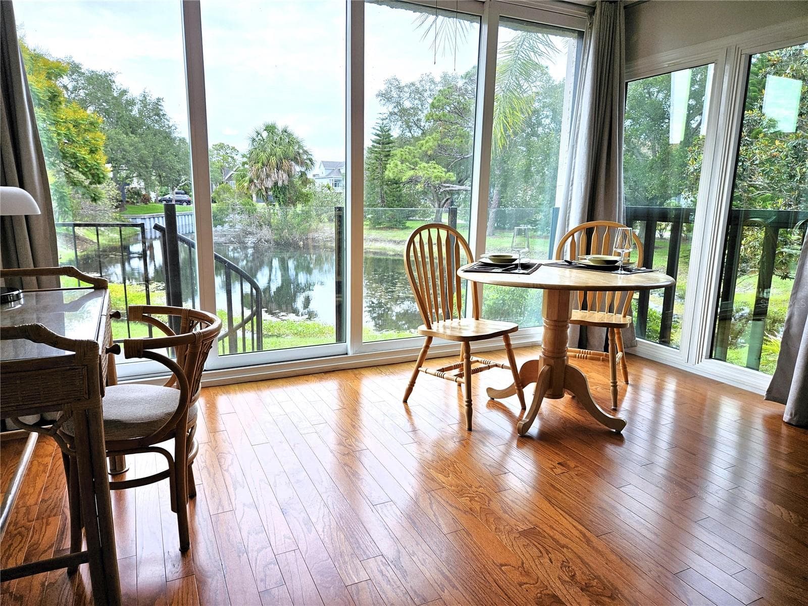 Extension, seating area. - 1800 MARINER DR #9, TARPON SPRINGS