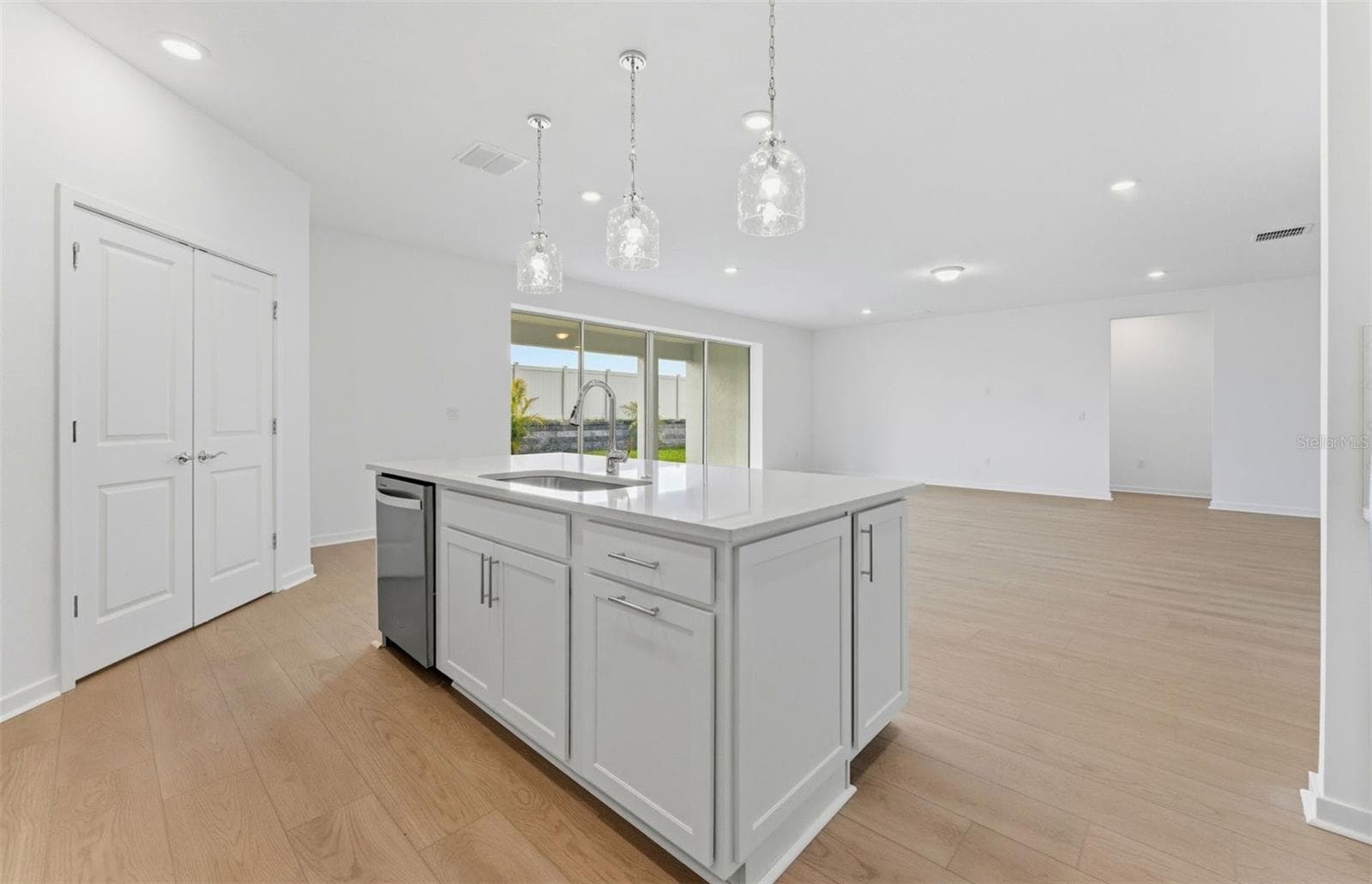 Center Island w/Storage - 9738 AUTUMN RIDGE AVE, RIVERVIEW