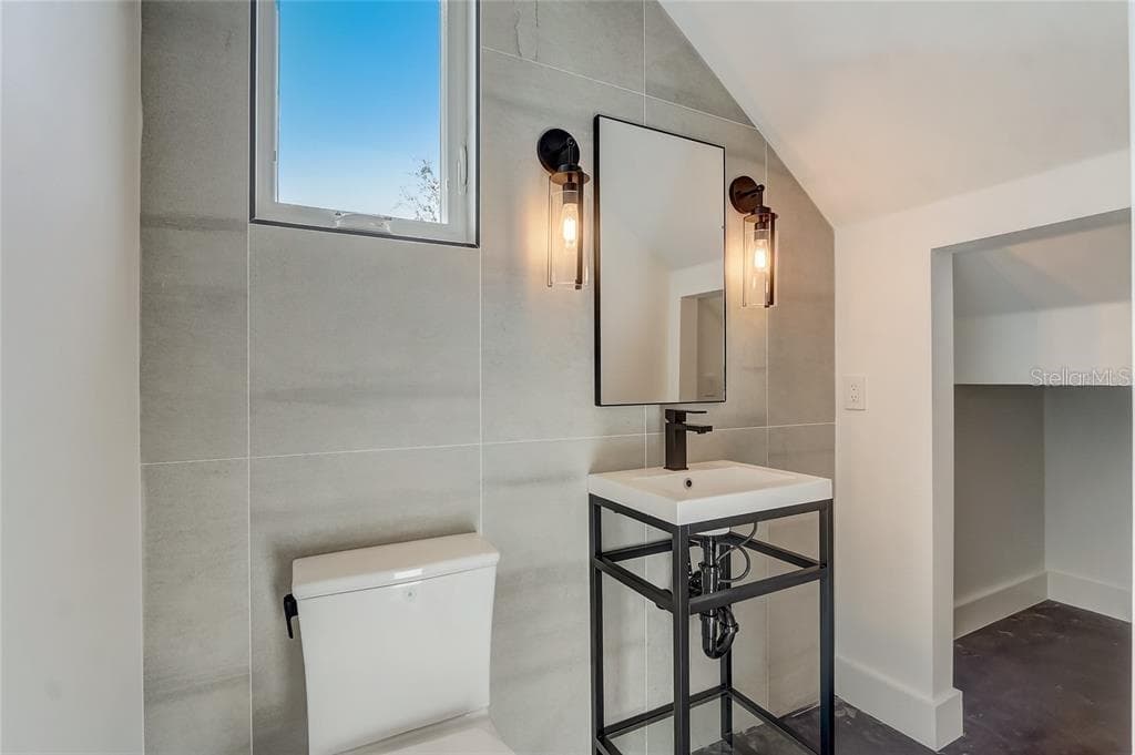 Powder room, first floor - 641 NORTHWOOD CIRCLE, WINTER PARK