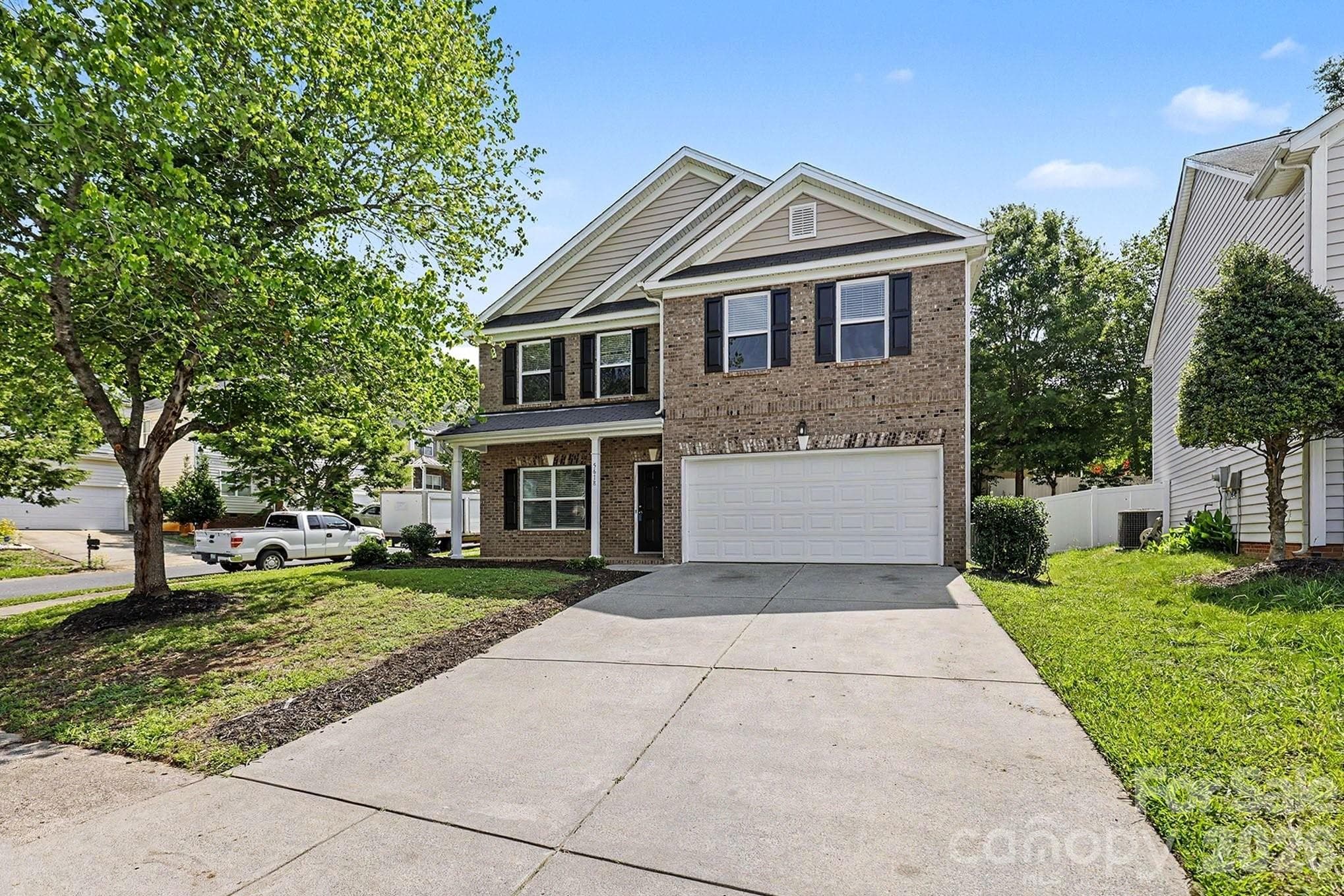Single Family Residence at 5618 Stowe Derby Drive, Charlotte, photo 2 of 33