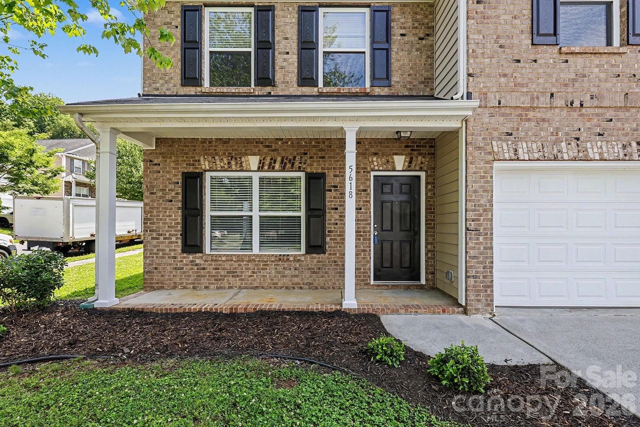 Single Family Residence at 5618 Stowe Derby Drive, Charlotte, photo 4 of 33