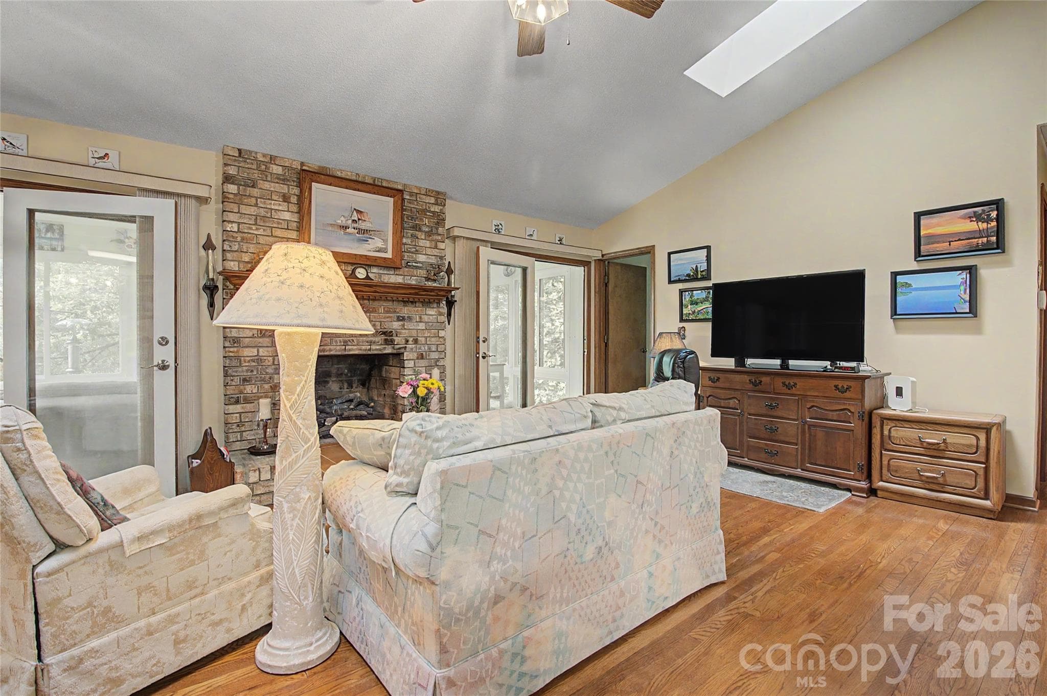 Opposing Vantage Opens to Sunroom - Horse Shoe